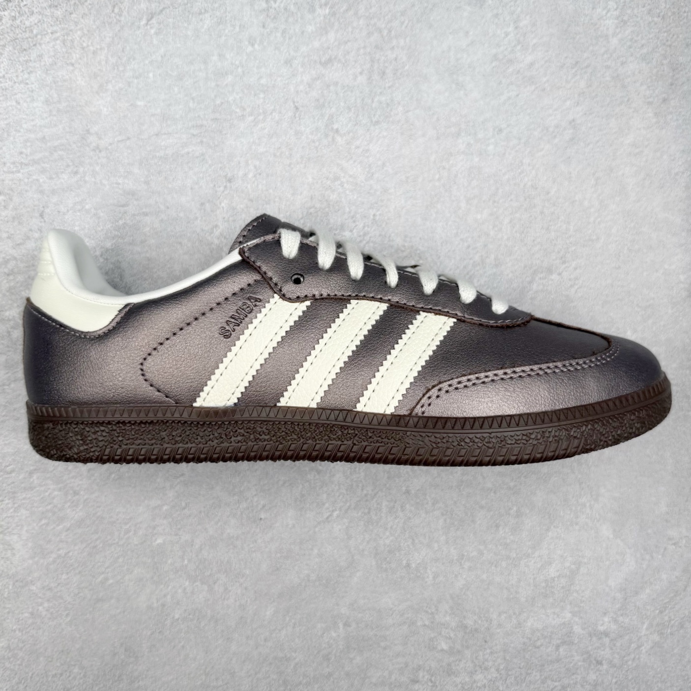 AD Original Samba OG 复古经典轻便板鞋 JI4219 口碑大厂出品 品控大底版型不断改良更新 全套原纸板楦头开发 确保原汁原味 完美呈现桑巴版型 一比一鞋头弧度高度鞋身弧度 此版本只针对中端市场 皮料材质有所更替 其他数据细节工艺流程均保持一致 绝不口嗨 细节品控鞋型随意对比 正确烫金高频细节 原装纳米超迁皮料 独家私模橡胶大底 原盒原配 这款桑巴鞋展示了高质量的工艺 带有装饰的超锁缝制和无缝的手感 柔软、柔软的皮革造型和标志性的3条纹完成了精致的外观 正规合身鞋带 鞋面上有绒面鞋垫 橡胶鞋底 享受正畸套筒软感 自50年代首次亮相以来就一直在赢得粉丝的青睐 尺码：35.5 36 36.5 37.5 38 38.5 39 40 40.5 41 42 42.5 43 44 44.5 45-选品中心