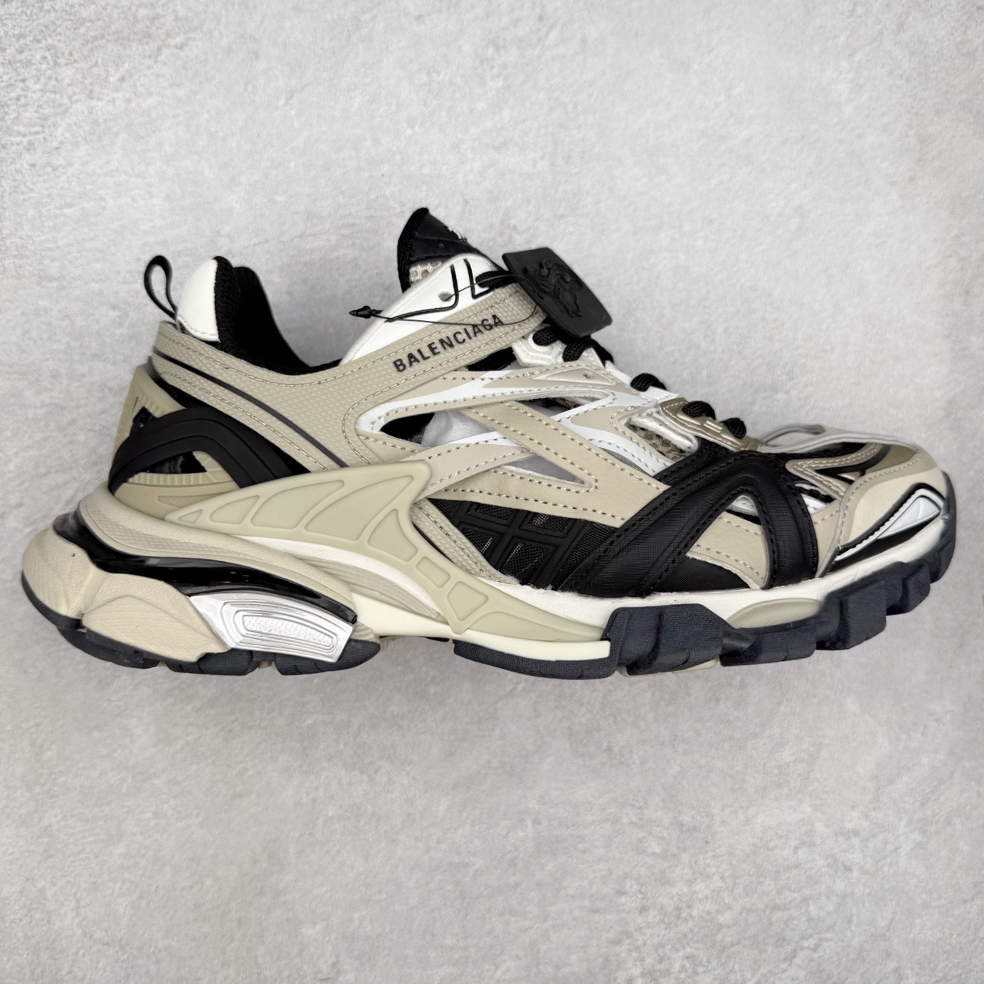＃福利特价 BALENCIAGA Track 2 Sneakers 巴黎世家 轨道镂空二代 纯黑 全新版面采用176块独立部件拼接而成 #全部原档案原楦数据开发 #1：1比例克重 原装全掌升级乳胶鞋垫设计 #市面最为正确东莞代工原底 尺码：35 36 37 38 39 40 41 42 43 44 45-选品中心