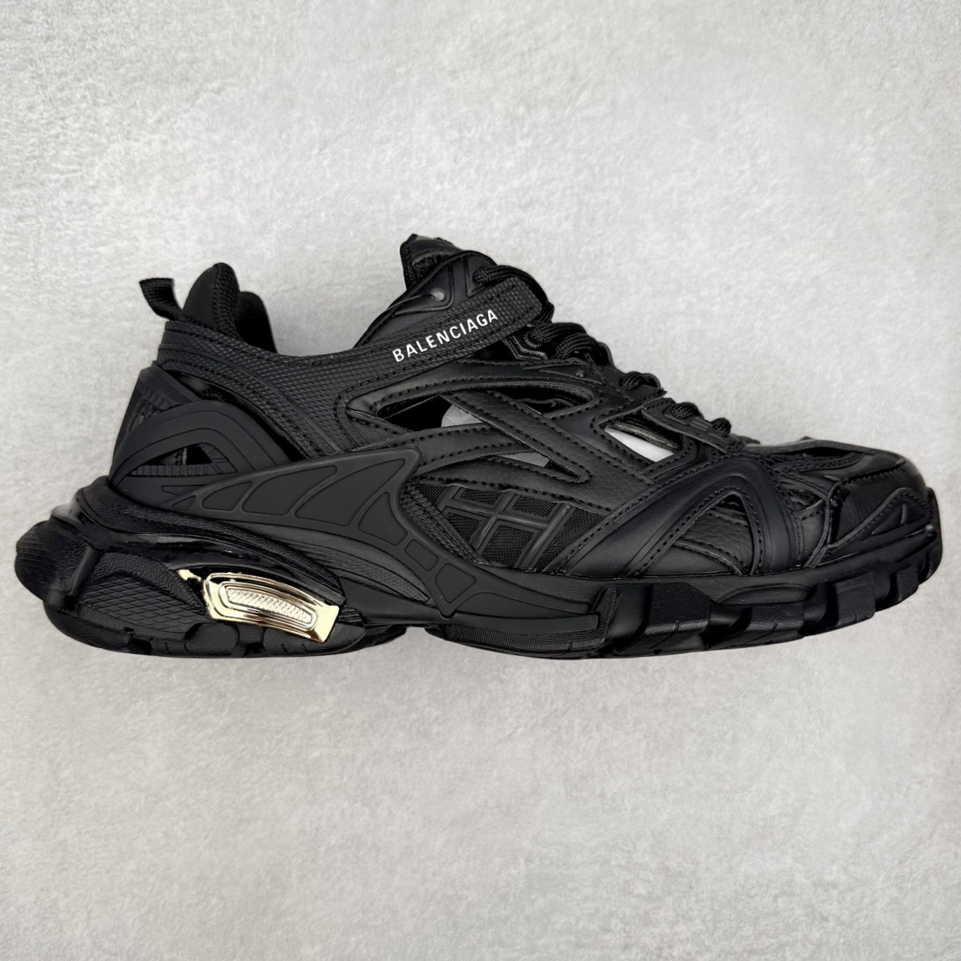 ＃福利特价 BALENCIAGA Track 2 Sneakers 巴黎世家 轨道镂空二代 纯黑 全新版面采用176块独立部件拼接而成 #全部原档案原楦数据开发 #1：1比例克重 原装全掌升级乳胶鞋垫设计 #市面最为正确东莞代工原底 尺码：35 36 37 38 39 40 41 42 43 44 45-选品中心