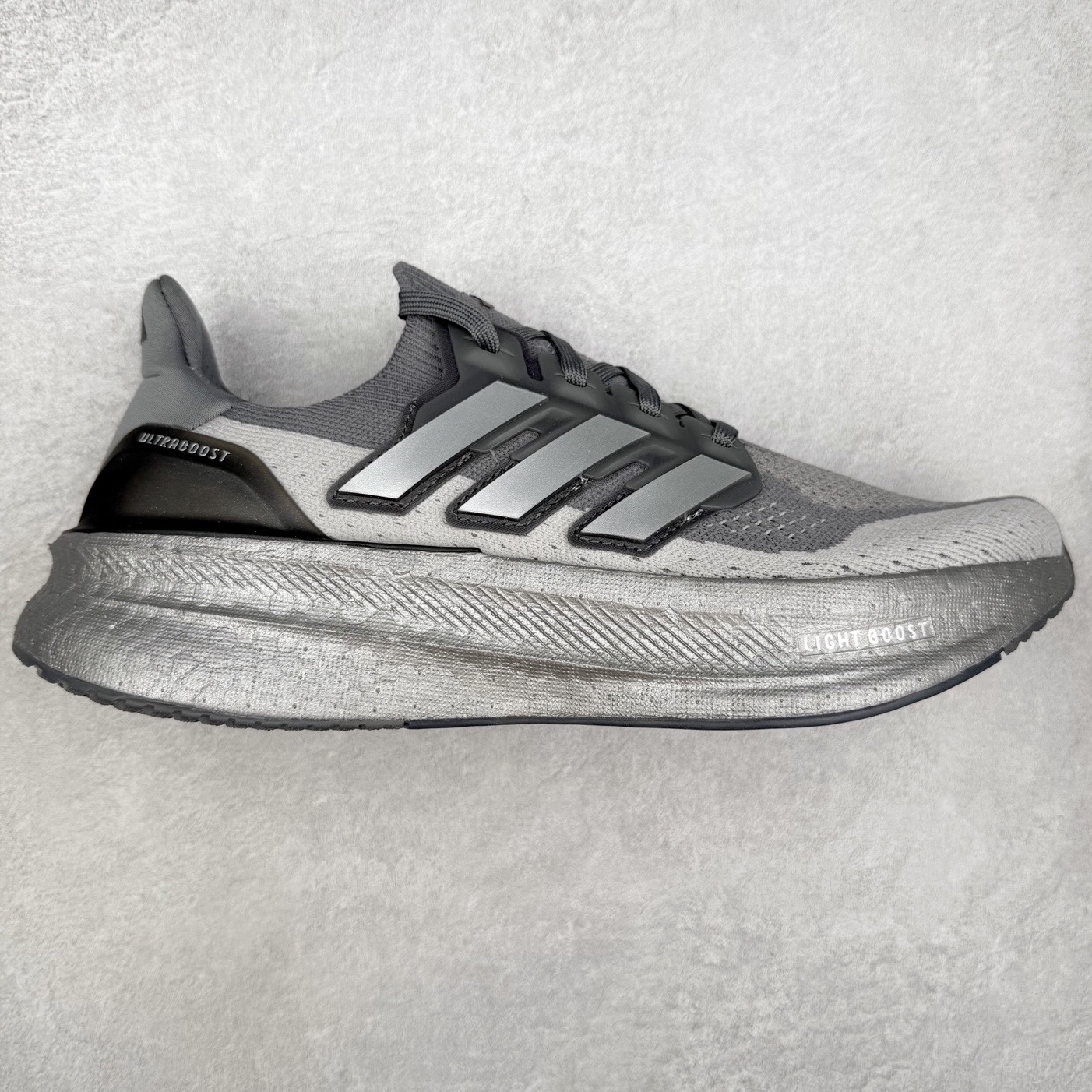 ＃纯原 AD Ultra Boost 5X 2025高性能版5X系列UB低帮袜套式针织透气缓震休闲运动慢跑鞋 IF1483 全新Ultraboost 5X官宣，颠覆以往，迎来该系列自2015年首次亮相最大一次革新！从鞋面到中底配置都有新的突破，跟着小编一同探究“阿迪UB有史以来最大升级”！Ultraboost 5X革新中底配置，采用LightBoost V2泡沫，与Ultraboost Light相比，前掌能量反馈增加2%。与此同时“加厚不增重”，中底相较于上一代更轻，让跑者每一次迈步都能得到更柔软、更澎湃的能量反馈。搭配X形“Torsion System”扭转系统，助力跑者从落地到脚趾离地过程的平稳过渡。Ultraboost 5X升级中足锁定性能，革新Mono Primeknit自适应鞋面配置，搭配轻质无笼鞋面结构，更加贴合跑者脚部。大底由Continental™橡胶制成，更耐磨，抓地力更出色。Adidas全新推出ULTRABOOST 5X，专注日常跑步，适用于任何级别的跑者，无距离门槛限制。兼具有氧跑、中短距离慢跑、节奏跑、间歇跑、日常通勤等各种场景，ULTRABOOST 5X都能给你带来优质的跑步体验。尺码：39⅓ 40 40⅔ 41⅓ 42 42⅔ 43⅓ 44 44⅔ 45 46 47⅔ 48-选品中心