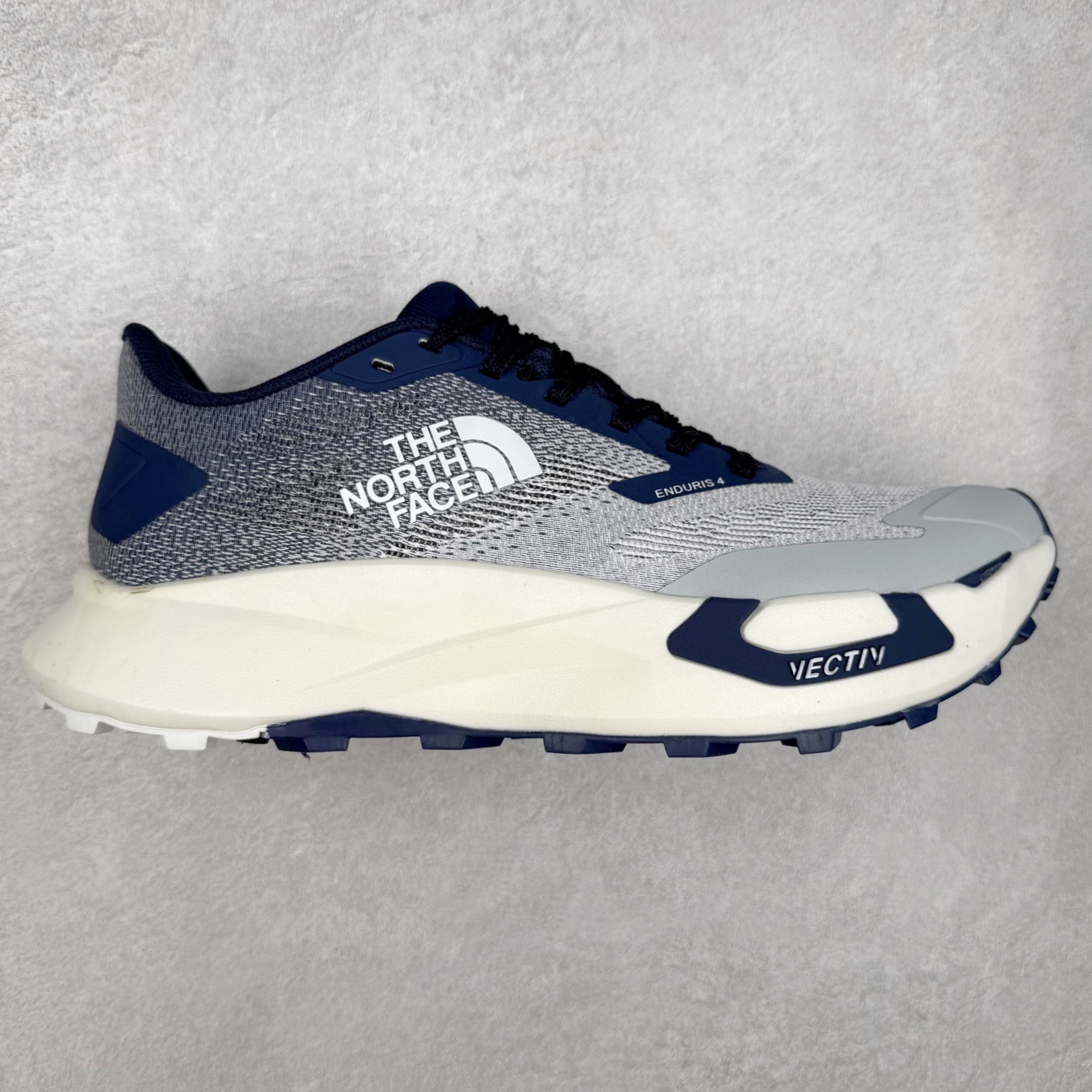 THE NORTH FACE Vectiv Enduris 4 北面舒适柔软透气轻便 越野跑步鞋 North Face于1966年成立，一直致力于为户外运动员的每一次严酷探索提供专业装备。作为全球户外运动领导品牌，The NorthFace以经过专业运动员测试、适应各类户外需求的产品助力探索者不断超越自我，激发人类潜能。The North Face象征着众多山脉中更冷、更值得挑战的北坡。品牌标志则来自Half Dome，一座位于美国加州Yosemite NationalPark（优胜美地国家公园）里的山峰，中文名字取为「北面」，象征着不畏惧的户外探索精神。1997年，The North Face采用全新的宣传标语「Never Stop Exploring探索永不停止」，体现品牌的探索精神，成为品牌的座右铭。实拍调校N版已经零色差零失真 百分百还原实物色彩所见即所得 不存在货不对板色差等低级问题 选购参考实物拍摄 不混卖不参货 只用心做好货严格选品 承诺混一赔十 尺码：36 36.5 37.5 38 38.5 39 40 40.5 41 42 42.5 43 44 44.5 45-选品中心