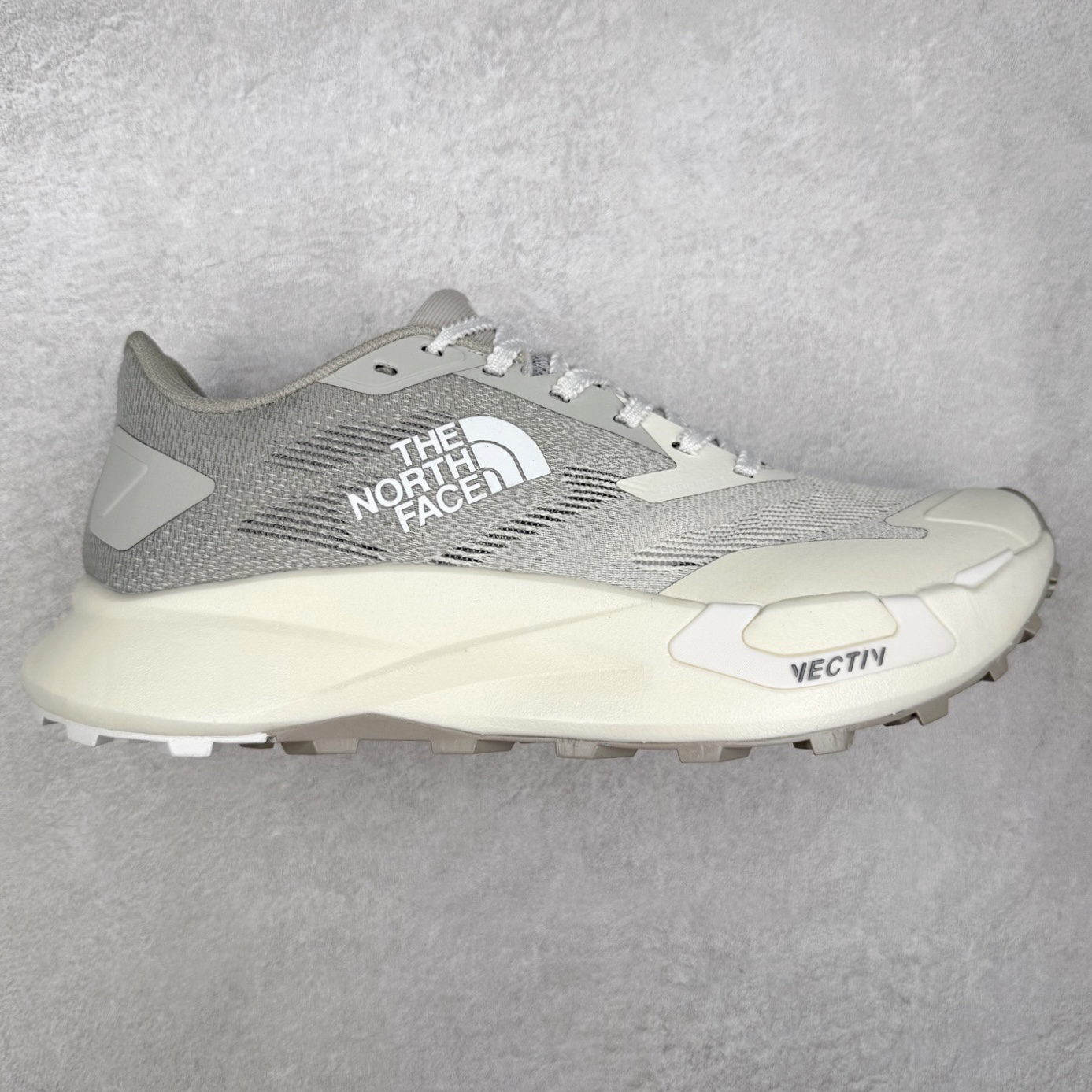 THE NORTH FACE Vectiv Enduris 4 北面舒适柔软透气轻便 越野跑步鞋 North Face于1966年成立，一直致力于为户外运动员的每一次严酷探索提供专业装备。作为全球户外运动领导品牌，The NorthFace以经过专业运动员测试、适应各类户外需求的产品助力探索者不断超越自我，激发人类潜能。The North Face象征着众多山脉中更冷、更值得挑战的北坡。品牌标志则来自Half Dome，一座位于美国加州Yosemite NationalPark（优胜美地国家公园）里的山峰，中文名字取为「北面」，象征着不畏惧的户外探索精神。1997年，The North Face采用全新的宣传标语「Never Stop Exploring探索永不停止」，体现品牌的探索精神，成为品牌的座右铭。实拍调校N版已经零色差零失真 百分百还原实物色彩所见即所得 不存在货不对板色差等低级问题 选购参考实物拍摄 不混卖不参货 只用心做好货严格选品 承诺混一赔十 尺码：36 36.5 37.5 38 38.5 39 40 40.5 41 42 42.5 43 44 44.5 45-选品中心