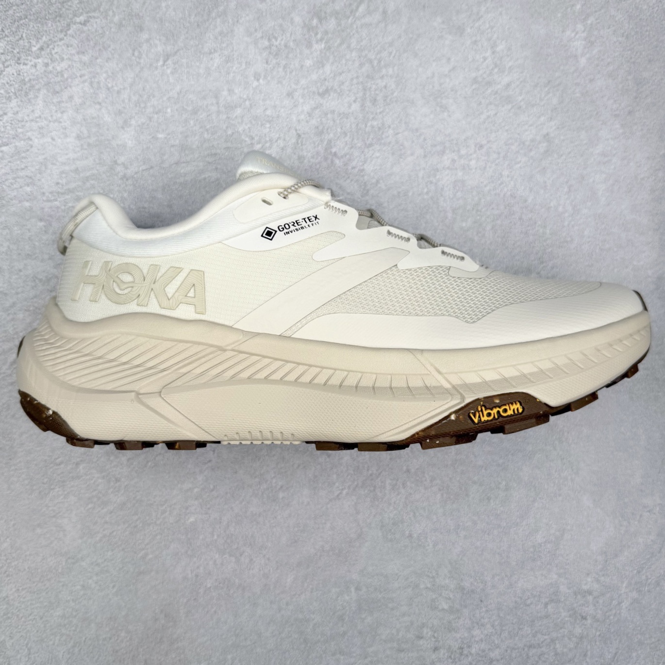 HOKA ONE ONE Transport GTX 圆头舒适防滑耐磨低帮徒步鞋 HOKA ONE ONE是来自美国的跑步鞋知名品牌，创立于2009年，始终致力于为所有跑者提供更新、更好的跑步装备。相比常规跑鞋，HOKA ONE ONE特别研发使用性能独特的几何形跑鞋中底，此种鞋底更厚、更高、回弹性也更好，除了卓越的缓冲性能，它还能內各种阶段的跑者带来更具动感、更加稳定的跑步体验。HOKAONE ONE从设计之初就清楚意识到，要保证跑者步幅的均匀一致，双脚自然而然的运动至关重要。尺码：36 36.5 37.5 38 38.5 39 40 40.5 41 42 42.5 43 44 44.5 45-选品中心
