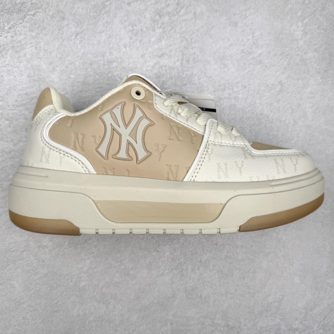 MLB Chunky Liner Basic 复古印花学长鞋系列低帮轻量增高厚底百搭休闲运动慢跑鞋板鞋 Korea韩国联名NY美国榄球纽约洋基队限定 韩国代购专供 全套原楦原纸板原厂数据开发 正确中底拉帮中底网布细节 平台代购专供 左脚内置芯片 韩国代购吊牌标贴 独家一比一RB+MD组合大底 高频后跟小人Logo精准对位立体饱满 正确网布加超迁鞋面 转印中底走线紧密 转印Logo工艺表层防刮不掉色 尺码：35 36 36.5 37.5 38 38.5 39 40 40.5 41 42 42.5 43 44 45-选品中心