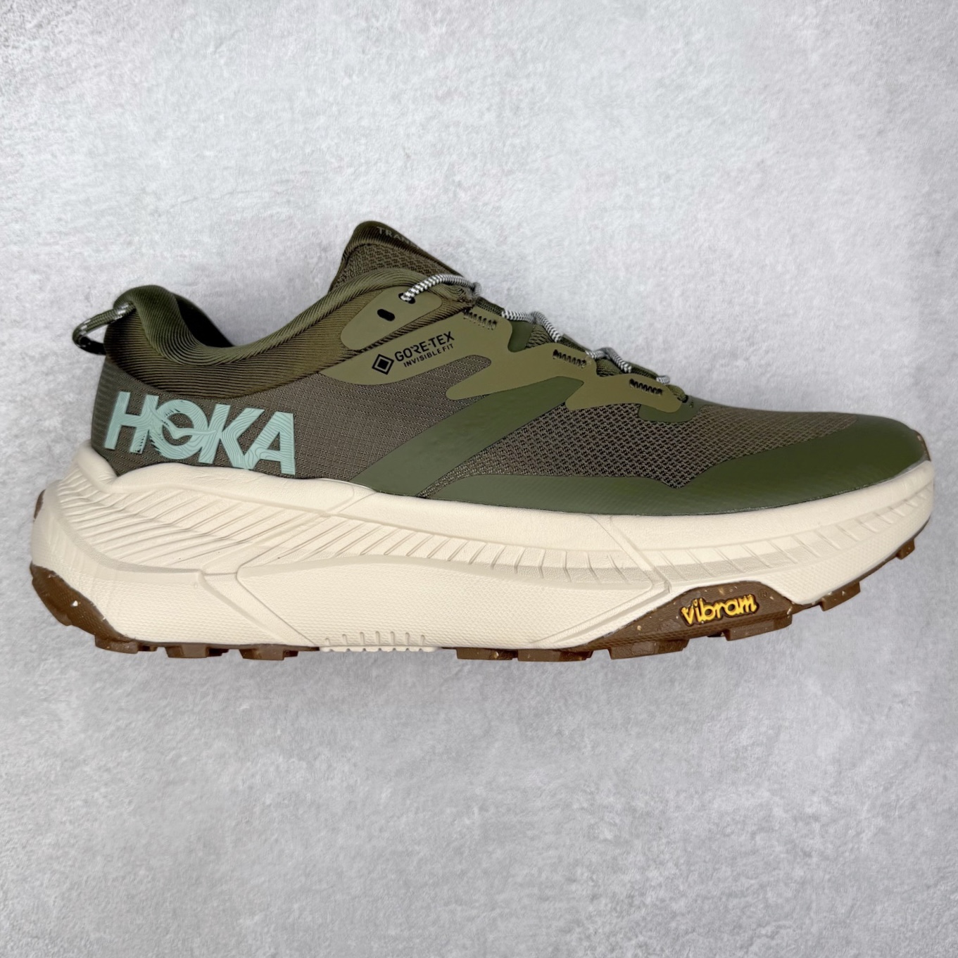 图片[2]-HOKA ONE ONE Transport GTX 圆头舒适防滑耐磨低帮徒步鞋 HOKA ONE ONE是来自美国的跑步鞋知名品牌，创立于2009年，始终致力于为所有跑者提供更新、更好的跑步装备。相比常规跑鞋，HOKA ONE ONE特别研发使用性能独特的几何形跑鞋中底，此种鞋底更厚、更高、回弹性也更好，除了卓越的缓冲性能，它还能內各种阶段的跑者带来更具动感、更加稳定的跑步体验。HOKAONE ONE从设计之初就清楚意识到，要保证跑者步幅的均匀一致，双脚自然而然的运动至关重要。尺码：36 36.5 37.5 38 38.5 39 40 40.5 41 42 42.5 43 44 44.5 45-选品中心