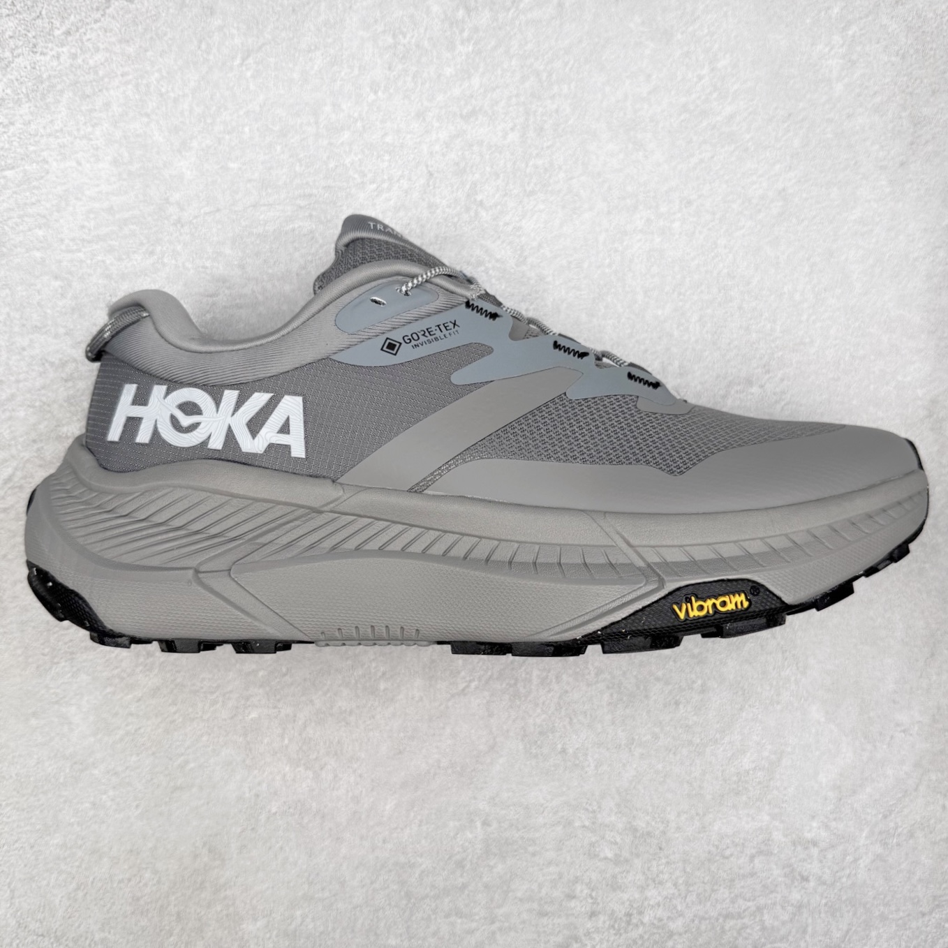 图片[3]-HOKA ONE ONE Transport GTX 圆头舒适防滑耐磨低帮徒步鞋 HOKA ONE ONE是来自美国的跑步鞋知名品牌，创立于2009年，始终致力于为所有跑者提供更新、更好的跑步装备。相比常规跑鞋，HOKA ONE ONE特别研发使用性能独特的几何形跑鞋中底，此种鞋底更厚、更高、回弹性也更好，除了卓越的缓冲性能，它还能內各种阶段的跑者带来更具动感、更加稳定的跑步体验。HOKAONE ONE从设计之初就清楚意识到，要保证跑者步幅的均匀一致，双脚自然而然的运动至关重要。尺码：36 36.5 37.5 38 38.5 39 40 40.5 41 42 42.5 43 44 44.5 45-选品中心