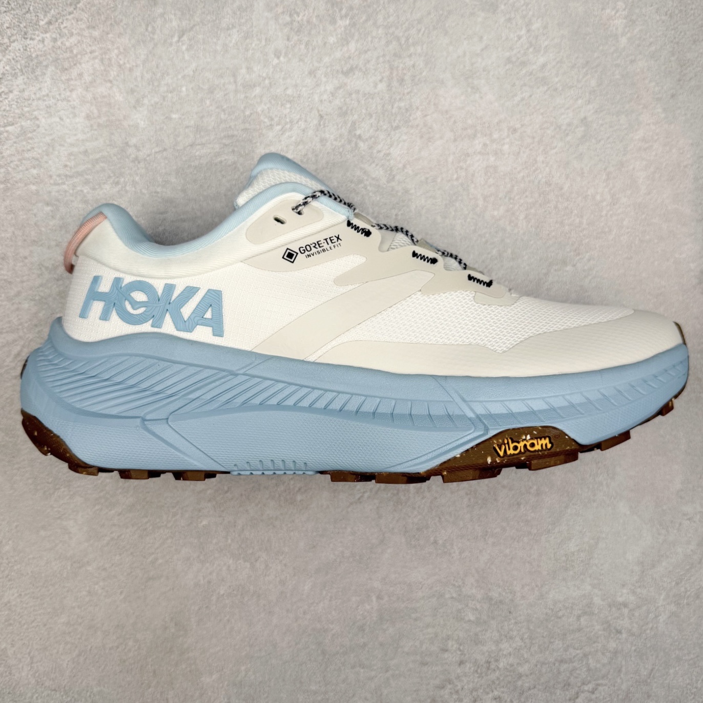 图片[5]-HOKA ONE ONE Transport GTX 圆头舒适防滑耐磨低帮徒步鞋 HOKA ONE ONE是来自美国的跑步鞋知名品牌，创立于2009年，始终致力于为所有跑者提供更新、更好的跑步装备。相比常规跑鞋，HOKA ONE ONE特别研发使用性能独特的几何形跑鞋中底，此种鞋底更厚、更高、回弹性也更好，除了卓越的缓冲性能，它还能內各种阶段的跑者带来更具动感、更加稳定的跑步体验。HOKAONE ONE从设计之初就清楚意识到，要保证跑者步幅的均匀一致，双脚自然而然的运动至关重要。尺码：36 36.5 37.5 38 38.5 39 40 40.5 41 42 42.5 43 44 44.5 45-选品中心