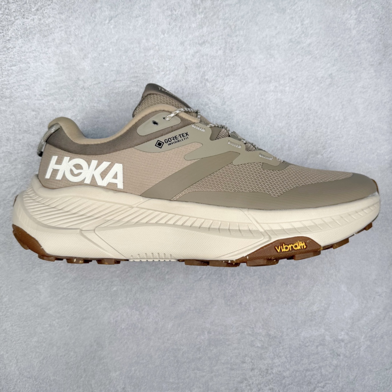 图片[6]-HOKA ONE ONE Transport GTX 圆头舒适防滑耐磨低帮徒步鞋 HOKA ONE ONE是来自美国的跑步鞋知名品牌，创立于2009年，始终致力于为所有跑者提供更新、更好的跑步装备。相比常规跑鞋，HOKA ONE ONE特别研发使用性能独特的几何形跑鞋中底，此种鞋底更厚、更高、回弹性也更好，除了卓越的缓冲性能，它还能內各种阶段的跑者带来更具动感、更加稳定的跑步体验。HOKAONE ONE从设计之初就清楚意识到，要保证跑者步幅的均匀一致，双脚自然而然的运动至关重要。尺码：36 36.5 37.5 38 38.5 39 40 40.5 41 42 42.5 43 44 44.5 45-选品中心