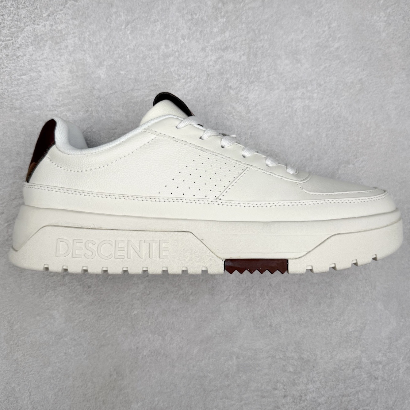 迪桑特DESCENTE Dualis DE Board运动舒适 低帮 生活休闲鞋 男款 巧克力色 DESCENTE（迪桑特）创立于1935年，品牌名取自法语词汇，意为“滑降”。品牌箭头标识代表滑雪的三种技术“高速直线滑行”、“穿越”和“侧滑”，也寓意品牌在打造高端专业运动产品中不断追求完美的创新精神，致力于成为中国高端专业滑雪、综训、女子、铁人三项、高尔夫的第一品牌。实拍调校N版已经零色差零失真 百分百还原实物色彩所见即所得 不存在货不对板色差等低级问题 选购参考实物拍摄 不混卖不参货 只用心做好货严格选品 承诺混一赔十 尺码：36 36.5 37.5 38 38.5 39 40 40.5 41 42 42.5 43 44 44.5 45-选品中心