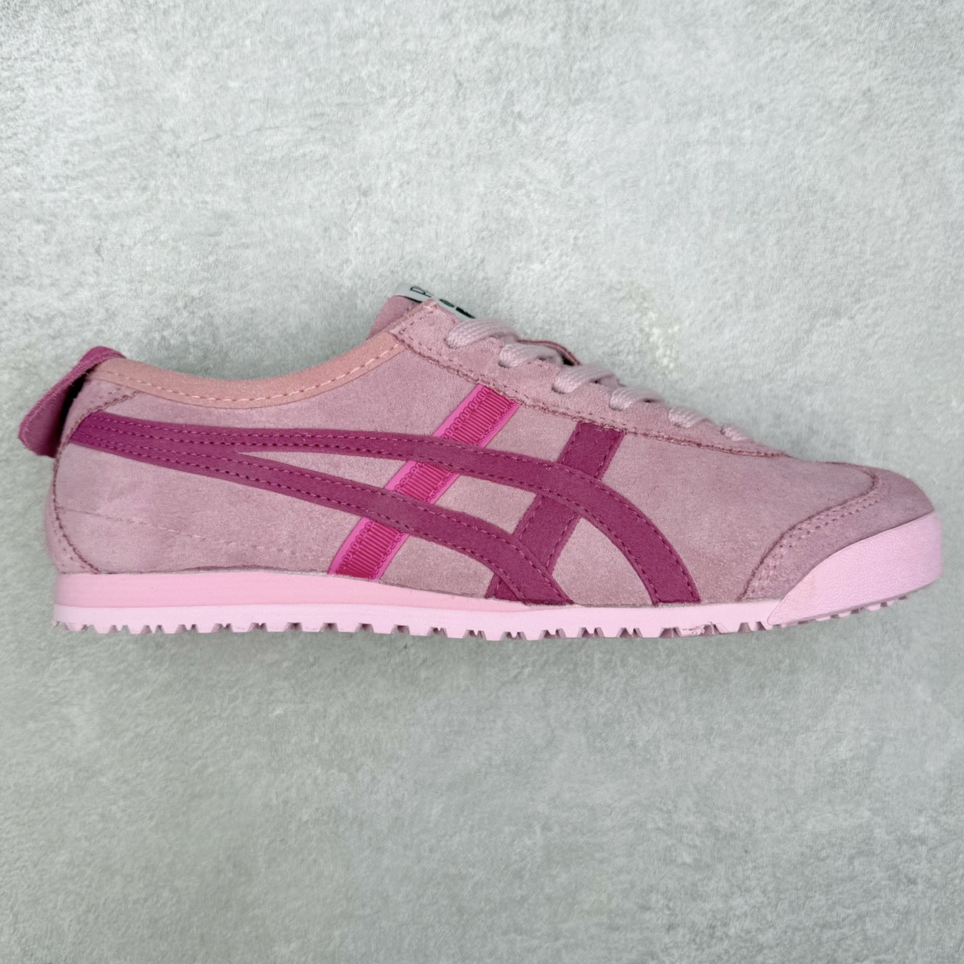 ＃纯原福利 Asics Onitsuka Tiger MEXICO 66 亚瑟士鬼冢虎复古经典板鞋 市场最强版本 原厂牛津布加持 海外订单工厂出品 超成熟稳定的做工品控 原装全套纸板楦头开发 原汁原味 完美呈现版型 私模正确鞋底咬花纹路 一比一鞋头弧度高度鞋身弧度 绝不口嗨 细节品控鞋型随意秒杀市面 原档咬花纹路私模大底 一个单元有六个三角形 总体形拼接呈现花瓣状 官方四联吊牌 原装Ortholite轻量化鞋垫 原盒原配 质保卡 说明书 钢印防尘纸 纸板中底带钢印 乳胶组合鞋垫 支持全方位的对比专柜 产品从款式颜色造型上体现出追求舒适和细节的完美 鞋类更是推崇手工制作的严谨与完美 融舒适性与可穿性的设计风格 注重细节的完美和别致魅力 既保持稳重 又不失轻松的时尚感 尺码：36 37 37.5 38 39 39.5 40 40.5 41.5 42 42.5 43.5 44 45-选品中心
