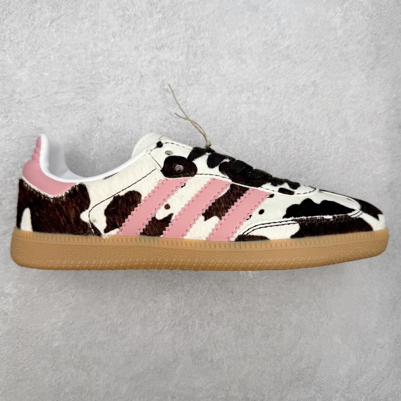 AD Original Samba OG 复古经典轻便板鞋 KK2239 口碑大厂出品 品控大底版型不断改良更新 全套原纸板楦头开发 确保原汁原味 完美呈现桑巴版型 一比一鞋头弧度高度鞋身弧度 此版本只针对中端市场 皮料材质有所更替 其他数据细节工艺流程均保持一致 绝不口嗨 细节品控鞋型随意对比 正确烫金高频细节 原装纳米超迁皮料 独家私模橡胶大底 原盒原配 这款桑巴鞋展示了高质量的工艺 带有装饰的超锁缝制和无缝的手感 柔软、柔软的皮革造型和标志性的3条纹完成了精致的外观 正规合身鞋带 鞋面上有绒面鞋垫 橡胶鞋底 享受正畸套筒软感 自50年代首次亮相以来就一直在赢得粉丝的青睐 尺码：35.5 36 36.5 37.5 38 38.5 39 40 40.5 41 42 42.5 43 44 44.5 45-选品中心