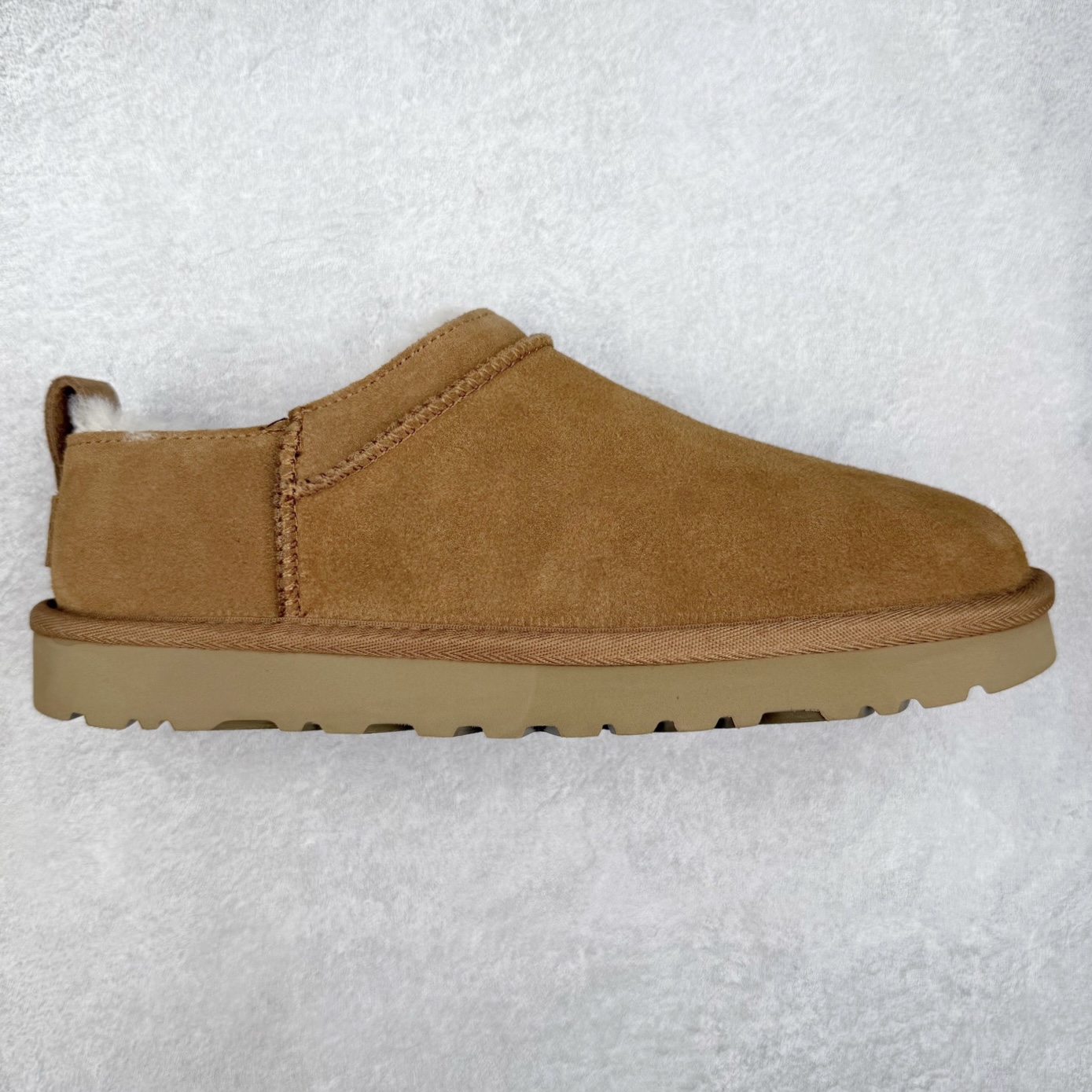 UGG 3891 经典秋冬羊皮毛一体雪地靴 隆丰A级澳洲进口羊皮毛一体 完全遵循ZP工艺流程 代工厂原厂版师 秉承无原鞋不开发选择 注重每一处细节 市面最正版型 TREADLITE\\\