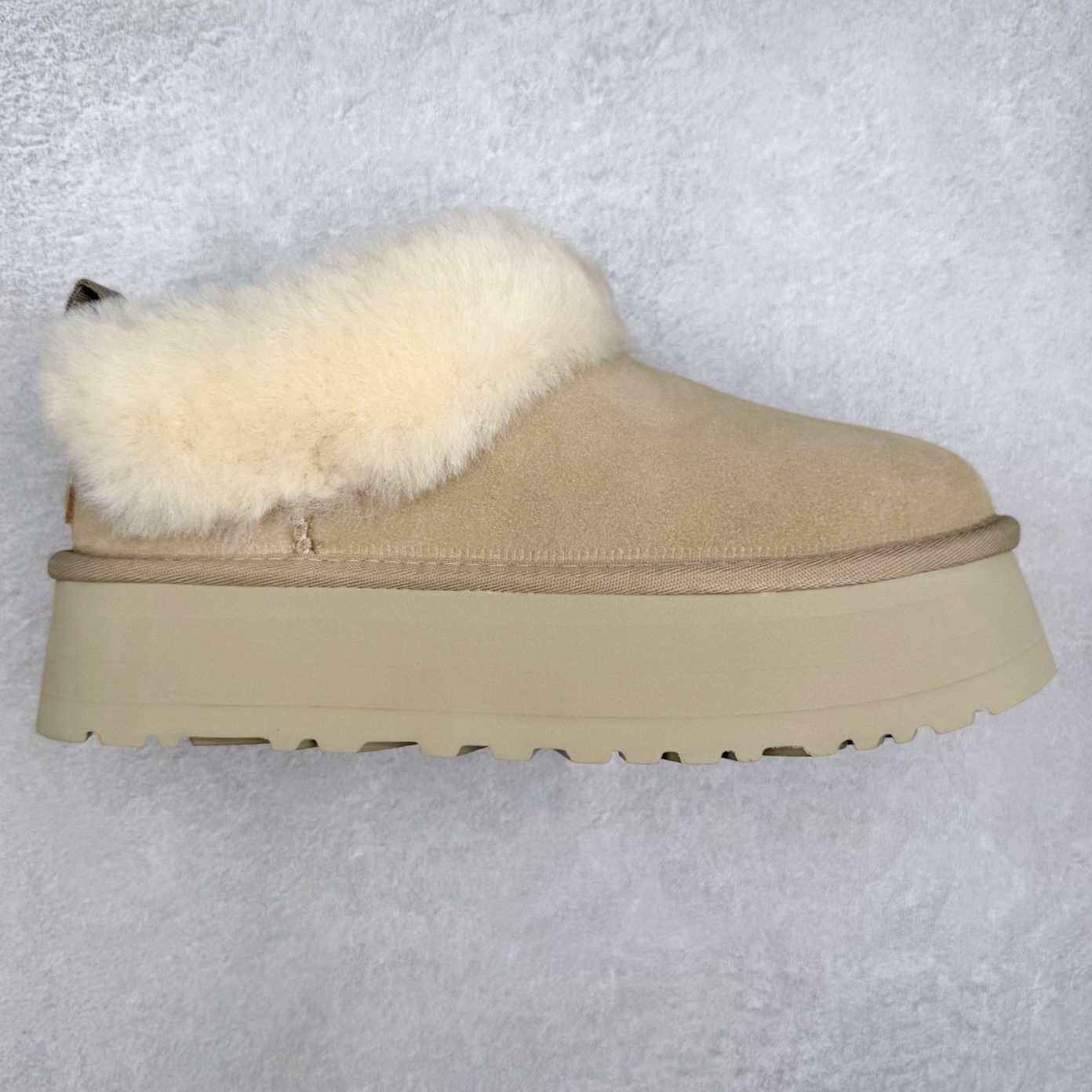 UGG 1393 经典秋冬羊皮毛一体雪地靴 隆丰A级澳洲进口羊皮毛一体 完全遵循ZP工艺流程 代工厂原厂版师 秉承无原鞋不开发选择 注重每一处细节 市面最正版型 TREADLITE\\\