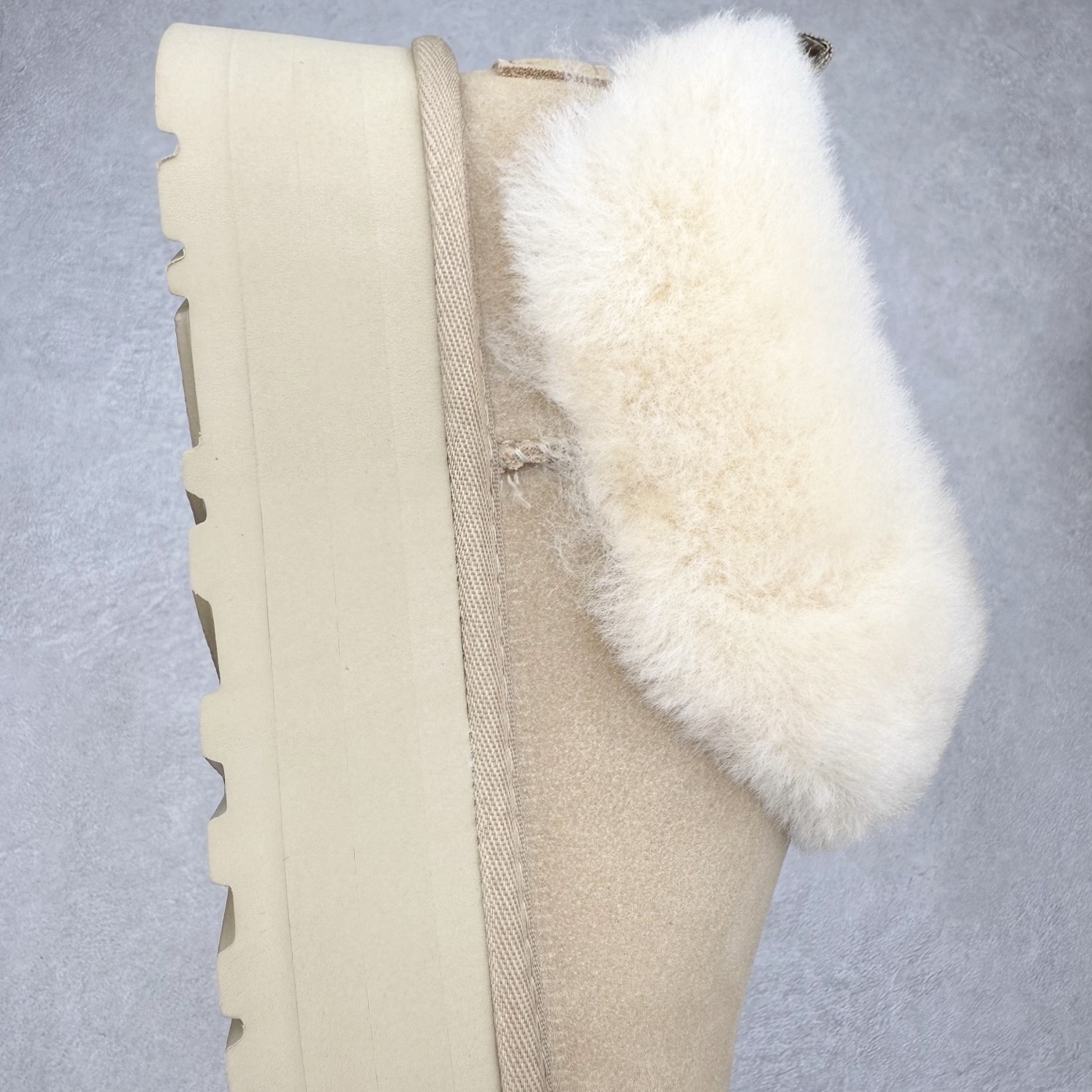 图片[6]-UGG 1393 经典秋冬羊皮毛一体雪地靴 隆丰A级澳洲进口羊皮毛一体 完全遵循ZP工艺流程 代工厂原厂版师 秉承无原鞋不开发选择 注重每一处细节 市面最正版型 TREADLITE\\\”轻翼\\\”科技外底 轻便/耐用/柔韧/桩型【售后郑重承诺】一个月内若出现重大脱胶/断底等质量问题 直接为您换新 翻毛皮鞋面 细腻亲肤再生聚酯纤维滚边 舒适易打理 保暖性佳 UGG plush™ 里衬和内底 茸软亲肤 舒适暖足 经典鞋型搭配轻盈厚底 稳稳拿捏秋冬出街时髦造型 Treadlite by UGG 轻翼大底 轻盈缓震 为双足减负 舒适轻便 助你轻松畅玩整天 尺码：35 36 37 38 39 40-选品中心