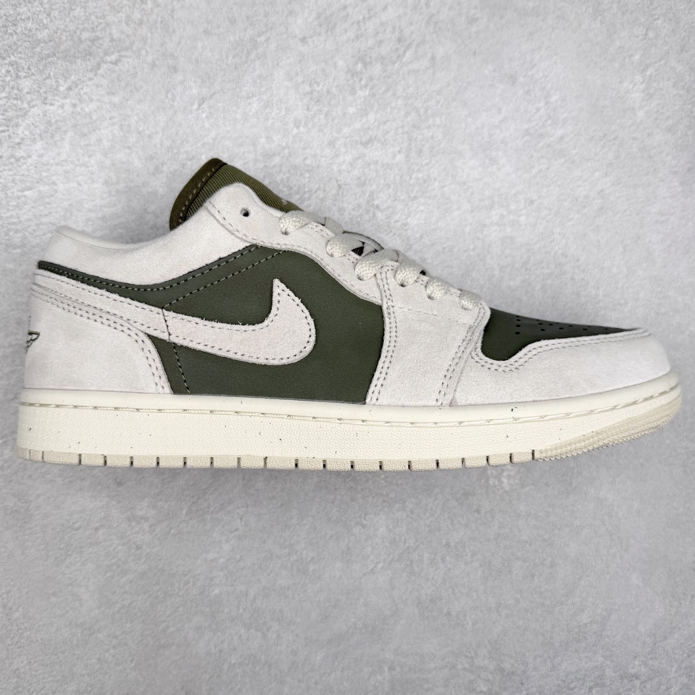 ＃DT纯原 Air Jordan AJ1 Low 低帮 HV4089-201 终端优势供应 市面中低帮最具代表性版本没有之一 口碑大厂出品 品控大底版型不断改良更新 全套原纸板楦头开发 确保原汁原味 完美呈现版型 完美零毛边处理 原厂内置全掌气垫 价格定位良心 平台专用代工流水线出品 一眼公司既视感 拿到手的一瞬间就与众不同 碾压市面所有版本 全部原鞋开发 每一个配色都会采购原鞋确认细节 打破市面看图做货无好货之说 尺码：35.5 36 36.5 37.5 38 38.5 39 40 40.5 41 42 42.5 43 44 44.5 45 46-选品中心