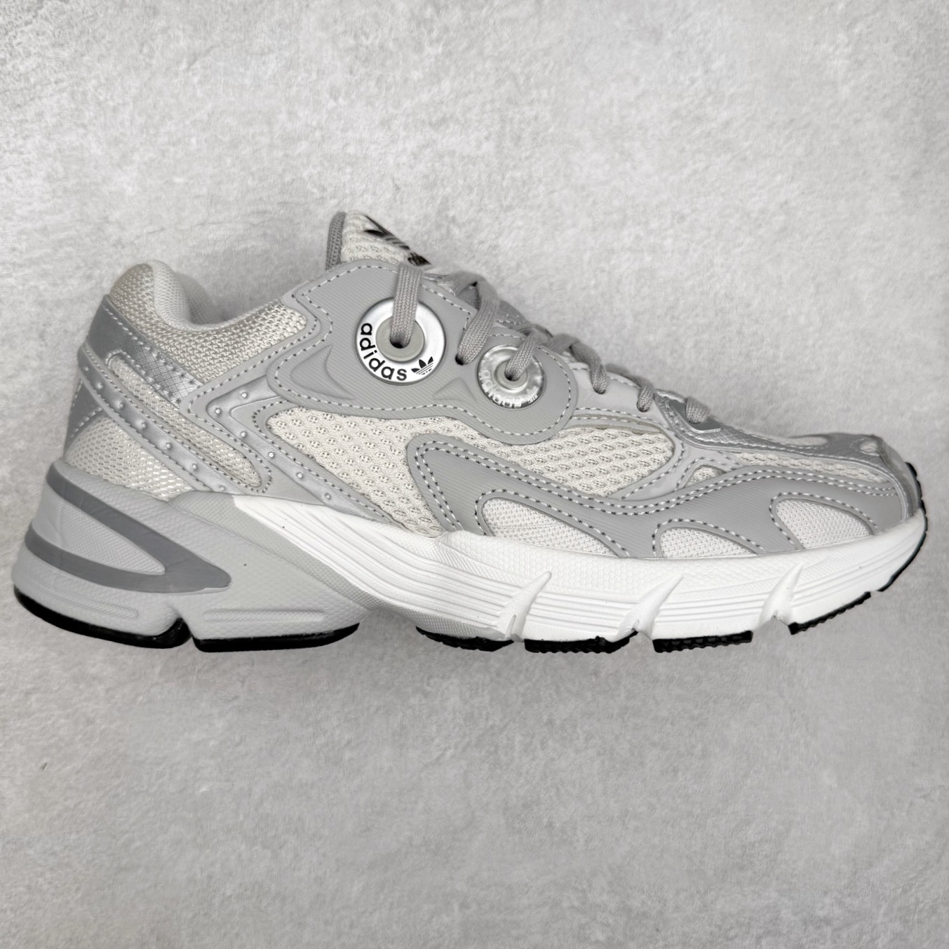 AD Original Astir 耐磨复古运动休闲鞋 GZ3569 鞋款灵感来自2000年代的跑步款式 鞋面和超大号孔眼进行更新复古色系搭配经典蓝白色 金色线条贯穿鞋身 增强鞋整体的流线感拼接设计 整体更显得有层次感，更有老爹鞋的味道网面透气设计 夏日出门也不会感到闷脚既舒适又透气带点稍微厚底的中底特殊材料 上脚偏软非常显高显瘦 休闲运动都可以搭配 尺码：35.5 36 36.5 37.5 38 38.5 39 40 40.5 41 42 42.5 43 44 44.5 45-选品中心