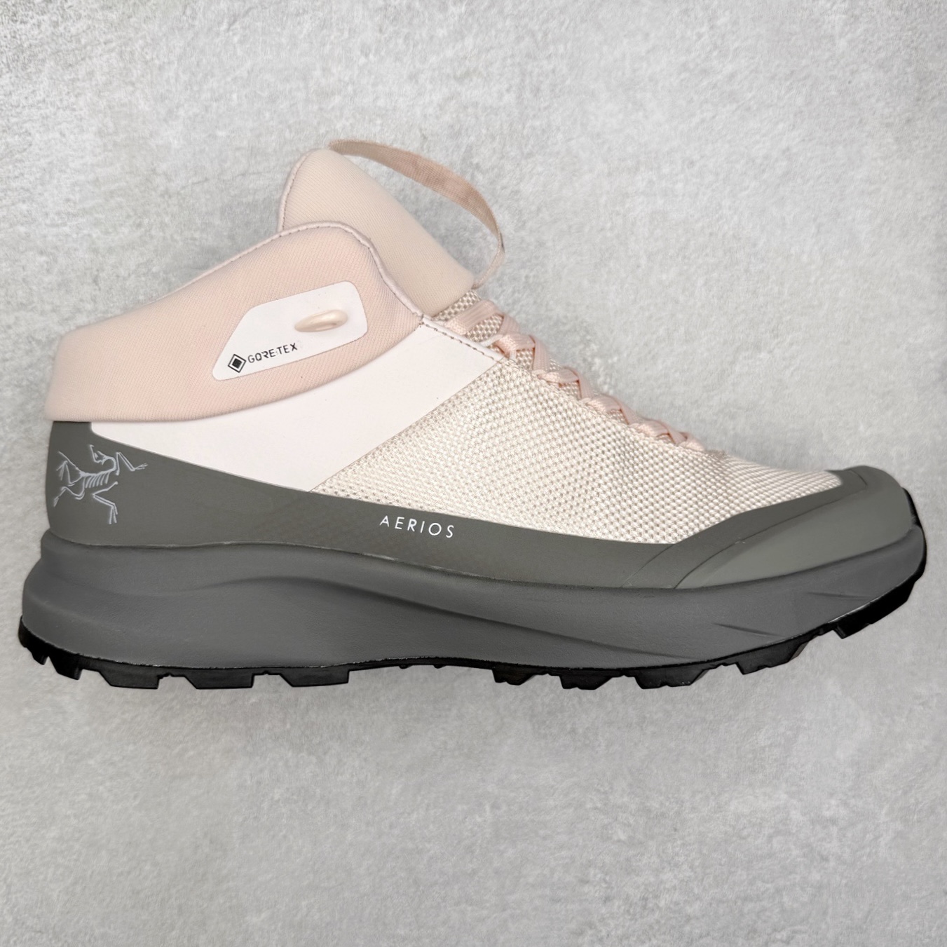 ＃HP Arcteryx Aerios FL 2 Mid Gtx 始祖鸟涤纶TPU 覆盖防水耐磨防水透气包裹性支撑中帮徒步鞋 Arcteryx中文名始祖鸟 加拿大户外服饰品牌 1989年创立于加拿大温哥华 始祖鸟来自加拿大海岸山脉 植根高山的专业户外品牌 始终秉承对精湛设计和工艺孜孜以求的准则 从1989年创立至今 Arcteryx始终不断在产品设计与做工上不惜工本 以满足始祖鸟的标准 品质、设计以及精简的理念造就了其良好的性能 并能满足严苛环境下的使用需求 尺码：36 37 38 39 40 41 42 43 44-选品中心