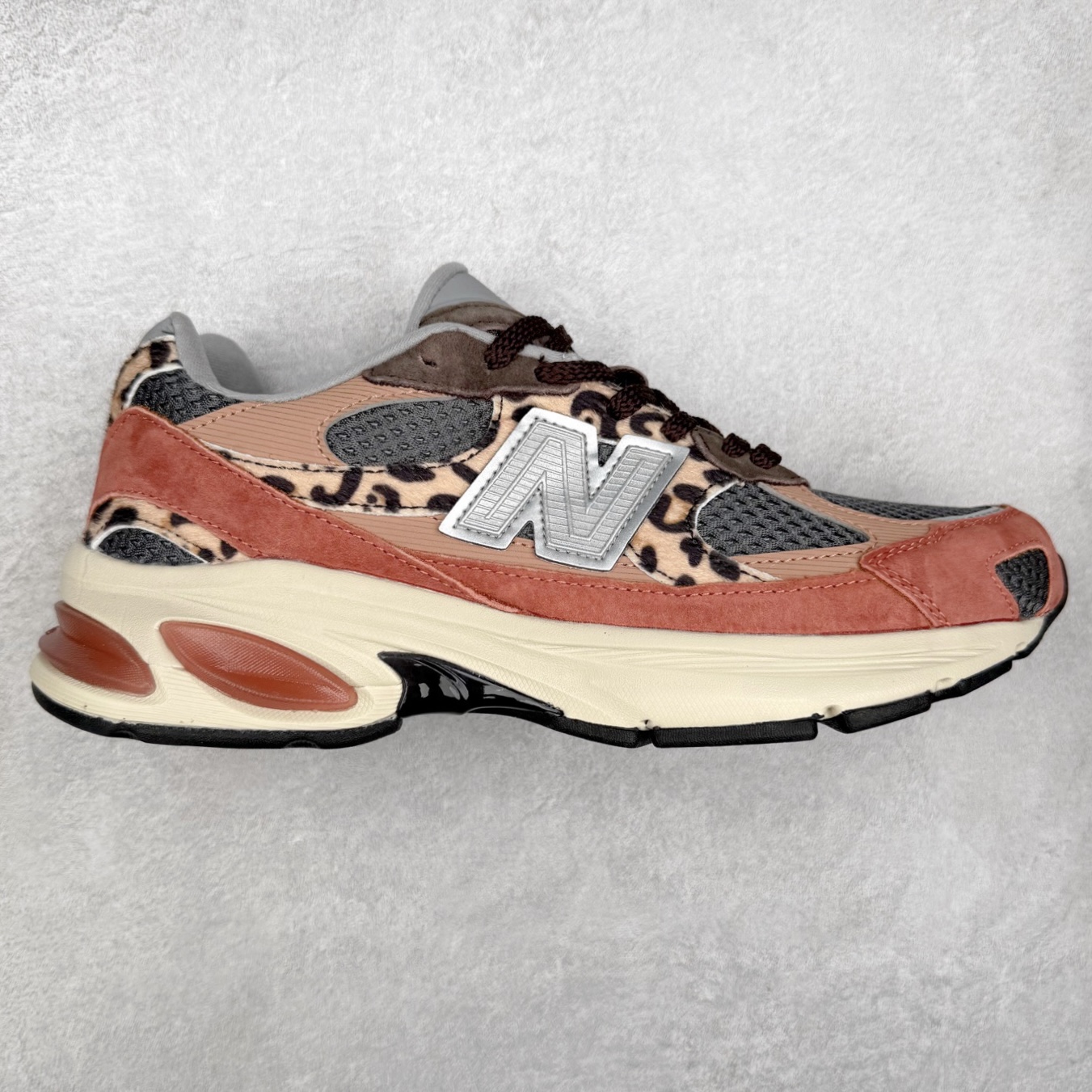 New Balance NB2010系列新百伦经典复古休闲运动板鞋 以ENCAP中底配以升级版 N-ERGY缓震物料 鞋面则采用特色的柔软麂皮搭以NewBalance经典的尼龙网布 低调中还原跑鞋本真 更年轻化的设计理念与材质 让新世代青年得以用全新视角体验经典鞋款的传奇魅力尺码：36 37 37.5 38 38.5 39.5 40 40.5 41.5 42 42.5 43 44 45-选品中心