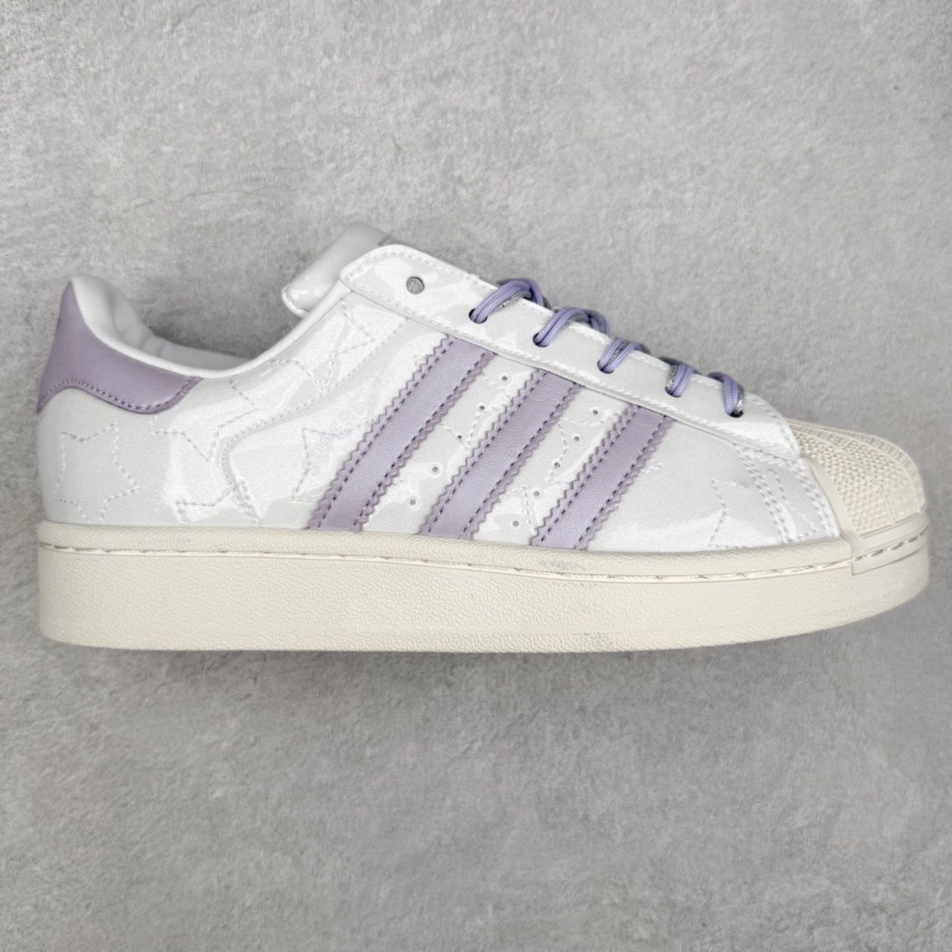 AD Originals Superstar 经典复古贝壳头板鞋 JR6984 诞生于1969年 是第一双将全皮面鞋 身与橡胶鞋头结合在一起的低帮篮球鞋 Superstar最开始 是作为高帮篮球鞋Pro Model的低帮版本而出现的 但因为其独特和醒目的橡胶鞋头造型而让大家熟知 被大家形象地称为\\\