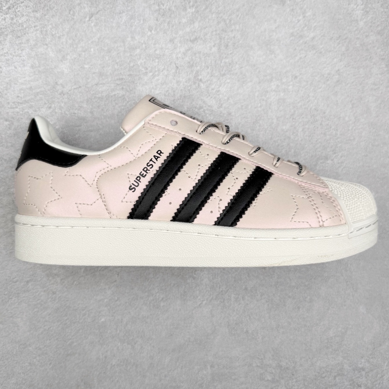 AD Originals Superstar 经典复古贝壳头板鞋 JR6985 诞生于1969年 是第一双将全皮面鞋 身与橡胶鞋头结合在一起的低帮篮球鞋 Superstar最开始 是作为高帮篮球鞋Pro Model的低帮版本而出现的 但因为其独特和醒目的橡胶鞋头造型而让大家熟知 被大家形象地称为\\\
