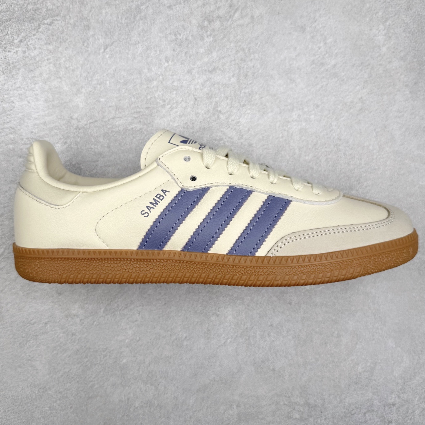 AD Original Samba OG 复古经典轻便板鞋 JS1362 口碑大厂出品 品控大底版型不断改良更新 全套原纸板楦头开发 确保原汁原味 完美呈现桑巴版型 一比一鞋头弧度高度鞋身弧度 此版本只针对中端市场 皮料材质有所更替 其他数据细节工艺流程均保持一致 绝不口嗨 细节品控鞋型随意对比 正确烫金高频细节 原装纳米超迁皮料 独家私模橡胶大底 原盒原配 这款桑巴鞋展示了高质量的工艺 带有装饰的超锁缝制和无缝的手感 柔软、柔软的皮革造型和标志性的3条纹完成了精致的外观 正规合身鞋带 鞋面上有绒面鞋垫 橡胶鞋底 享受正畸套筒软感 自50年代首次亮相以来就一直在赢得粉丝的青睐 尺码：35.5 36 36.5 37.5 38 38.5 39 40 40.5 41 42 42.5 43 44 44.5 45-选品中心