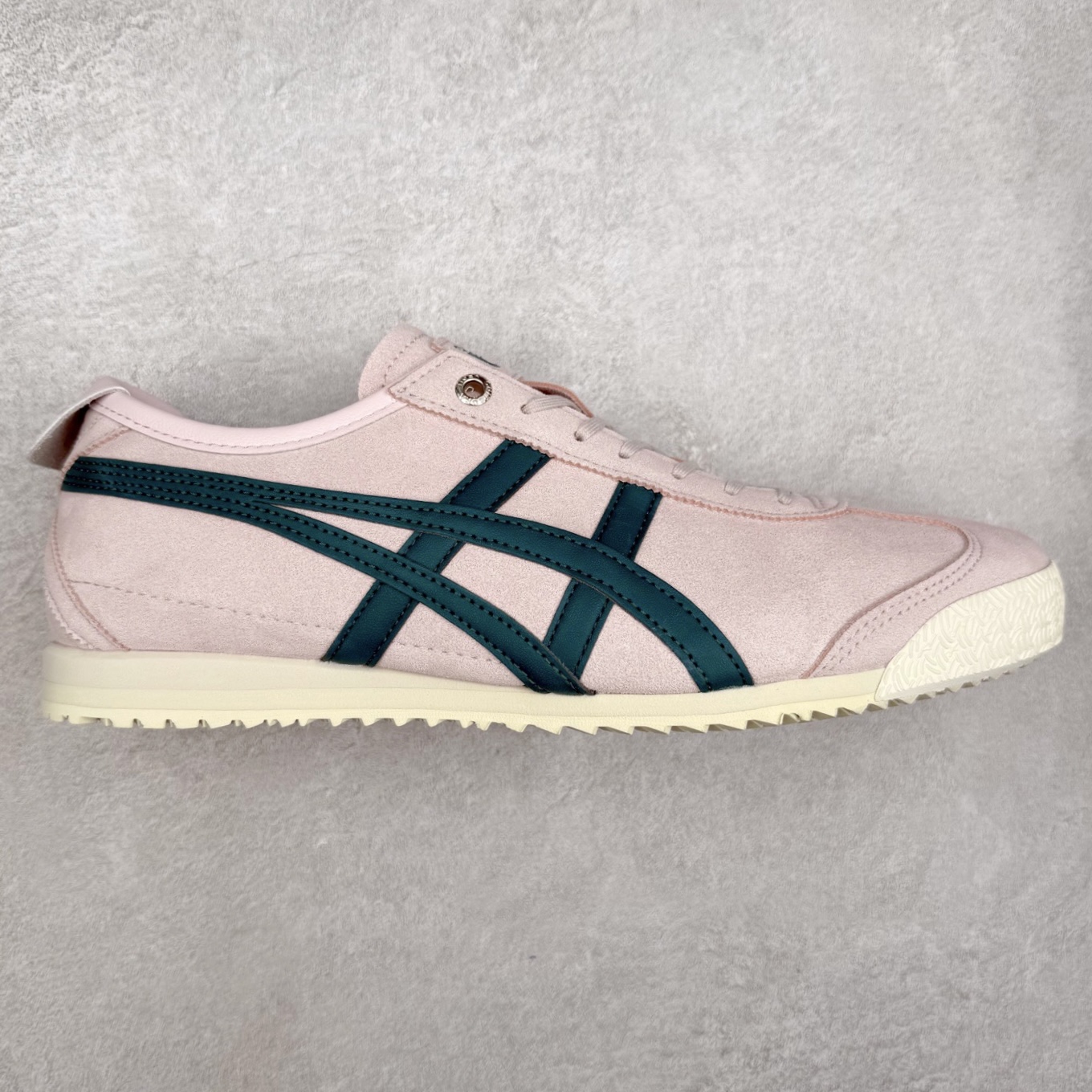 ＃C版 Asics Onitsuka Tiger MEXICO 66 亚瑟士鬼冢虎复古经典板鞋 市场王者选手 海外订单工厂出品 长期生产补货永不断码 超成熟稳定的做工品控 原装全套纸板楦头开发 原汁原味 完美呈现版型 私模正确鞋底咬花纹路 一比一鞋头弧度高度鞋身弧度 绝不口嗨 细节品控鞋型随意秒杀市面 原档咬花纹路私模大底 一个单元有六个三角形 总体形拼接呈现花瓣状 官方四联吊牌 原装Ortholite轻量化鞋垫 原盒原配 质保卡 说明书 钢印防尘纸 纸板中底带钢印 乳胶组合鞋垫 支持全方位的对比专柜 产品从款式颜色造型上体现出追求舒适和细节的完美 鞋类更是推崇手工制作的严谨与完美 融舒适性与可穿性的设计风格 注重细节的完美和别致魅力 既保持稳重 又不失轻松的时尚感 尺码：36 37 37.5 38 39 39.5 40 40.5 41.5 42 42.5 43.5 44 45-选品中心