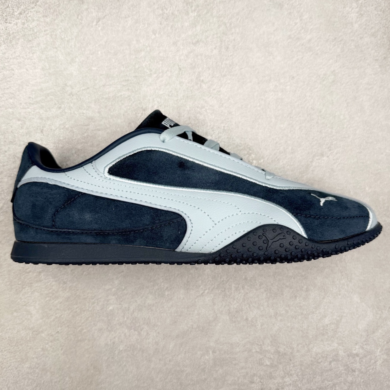PUMA Bella UT Low 彪马贝拉UT系列低帮薄底德训复古风经典百搭休闲慢跑鞋 继将 Speedcat OG 带回后，近日 Puma 再以品牌档案室的经典鞋型 Bella OG 为蓝本，推出契合时下薄底球鞋趋势的 Bella UT 鞋款。自 21 世纪初问世以来，Bella OG 鞋型以其独特的薄底设计和上翻外底设计收获了众多年轻拥趸，更是 PUMA DNA 中不可磨灭的经典。此番重新推出的 Bella UT 鞋款，整体鞋面采用上乘皮革材质，并延续 Formstrip 设计语言；鞋头处采用精致的包头设计，搭配麂皮材质提升质感；鞋底部分保留 Bella 鞋款标志性的薄底和点状橡胶外底，上翘的设计包裹鞋面；鞋舌与鞋跟分别点缀美洲狮 Logo 与品牌字母 Logo。值得一提的是，本次 Bella UT 鞋款搭载 SOFTFOAM+ 鞋垫，兼顾美学设计与穿着舒适度。而配色上则提供白、黄、蓝、银、粉五款颜色。尺码：35.5 36 37 37.5 38 39 39.5 40 40.5 41 42 42.5 43 44 44.5 45-选品中心