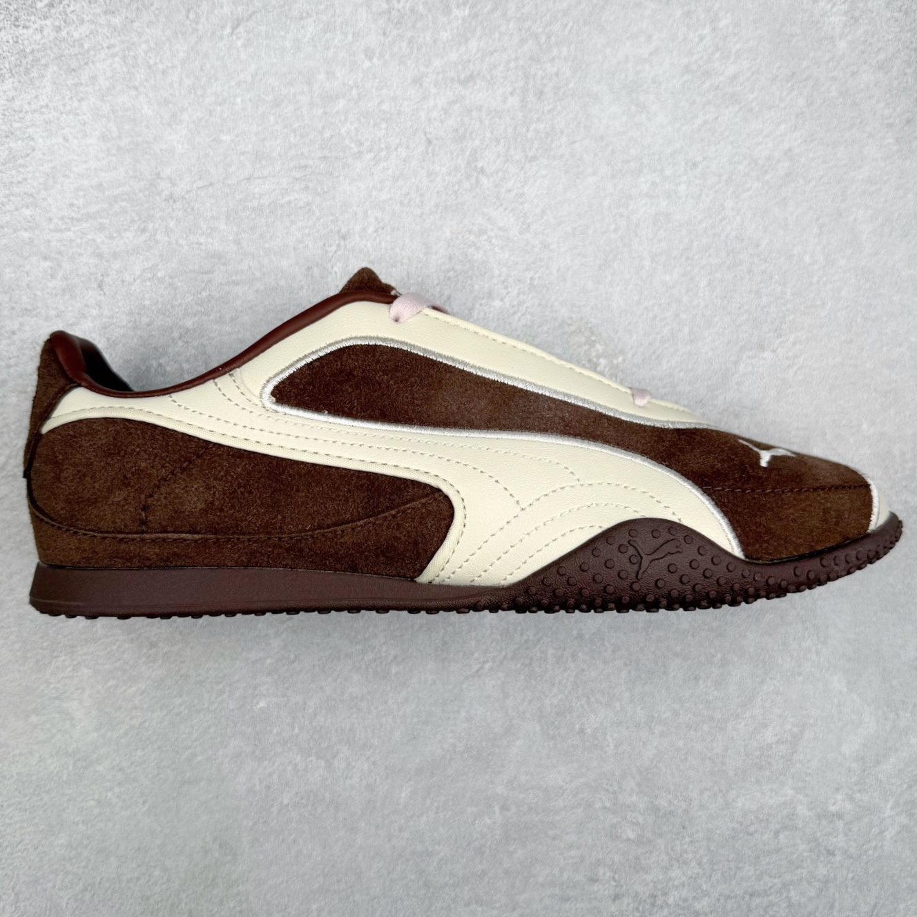 PUMA Bella UT Low 彪马贝拉UT系列低帮薄底德训复古风经典百搭休闲慢跑鞋 继将 Speedcat OG 带回后，近日 Puma 再以品牌档案室的经典鞋型 Bella OG 为蓝本，推出契合时下薄底球鞋趋势的 Bella UT 鞋款。自 21 世纪初问世以来，Bella OG 鞋型以其独特的薄底设计和上翻外底设计收获了众多年轻拥趸，更是 PUMA DNA 中不可磨灭的经典。此番重新推出的 Bella UT 鞋款，整体鞋面采用上乘皮革材质，并延续 Formstrip 设计语言；鞋头处采用精致的包头设计，搭配麂皮材质提升质感；鞋底部分保留 Bella 鞋款标志性的薄底和点状橡胶外底，上翘的设计包裹鞋面；鞋舌与鞋跟分别点缀美洲狮 Logo 与品牌字母 Logo。值得一提的是，本次 Bella UT 鞋款搭载 SOFTFOAM+ 鞋垫，兼顾美学设计与穿着舒适度。而配色上则提供白、黄、蓝、银、粉五款颜色。尺码：35.5 36 37 37.5 38 39 39.5 40 40.5 41 42 42.5 43 44 44.5 45-选品中心