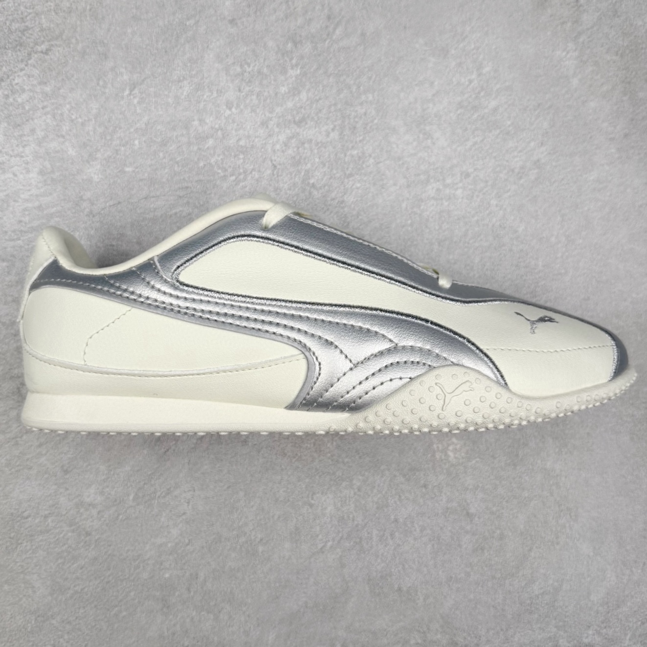 PUMA Bella UT Low 彪马贝拉UT系列低帮薄底德训复古风经典百搭休闲慢跑鞋 继将 Speedcat OG 带回后，近日 Puma 再以品牌档案室的经典鞋型 Bella OG 为蓝本，推出契合时下薄底球鞋趋势的 Bella UT 鞋款。自 21 世纪初问世以来，Bella OG 鞋型以其独特的薄底设计和上翻外底设计收获了众多年轻拥趸，更是 PUMA DNA 中不可磨灭的经典。此番重新推出的 Bella UT 鞋款，整体鞋面采用上乘皮革材质，并延续 Formstrip 设计语言；鞋头处采用精致的包头设计，搭配麂皮材质提升质感；鞋底部分保留 Bella 鞋款标志性的薄底和点状橡胶外底，上翘的设计包裹鞋面；鞋舌与鞋跟分别点缀美洲狮 Logo 与品牌字母 Logo。值得一提的是，本次 Bella UT 鞋款搭载 SOFTFOAM+ 鞋垫，兼顾美学设计与穿着舒适度。而配色上则提供白、黄、蓝、银、粉五款颜色。尺码：35.5 36 37 37.5 38 39 39.5 40 40.5 41 42 42.5 43 44 44.5 45-选品中心