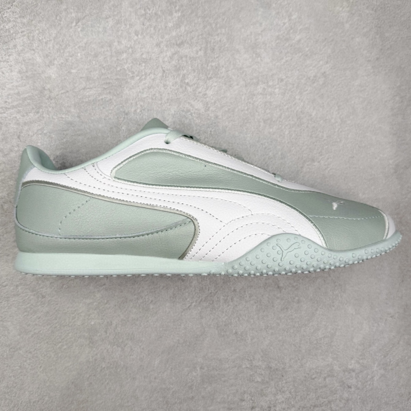 PUMA Bella UT Low 彪马贝拉UT系列低帮薄底德训复古风经典百搭休闲慢跑鞋 继将 Speedcat OG 带回后，近日 Puma 再以品牌档案室的经典鞋型 Bella OG 为蓝本，推出契合时下薄底球鞋趋势的 Bella UT 鞋款。自 21 世纪初问世以来，Bella OG 鞋型以其独特的薄底设计和上翻外底设计收获了众多年轻拥趸，更是 PUMA DNA 中不可磨灭的经典。此番重新推出的 Bella UT 鞋款，整体鞋面采用上乘皮革材质，并延续 Formstrip 设计语言；鞋头处采用精致的包头设计，搭配麂皮材质提升质感；鞋底部分保留 Bella 鞋款标志性的薄底和点状橡胶外底，上翘的设计包裹鞋面；鞋舌与鞋跟分别点缀美洲狮 Logo 与品牌字母 Logo。值得一提的是，本次 Bella UT 鞋款搭载 SOFTFOAM+ 鞋垫，兼顾美学设计与穿着舒适度。而配色上则提供白、黄、蓝、银、粉五款颜色。尺码：35.5 36 37 37.5 38 39 39.5 40 40.5 41 42 42.5 43 44 44.5 45-选品中心