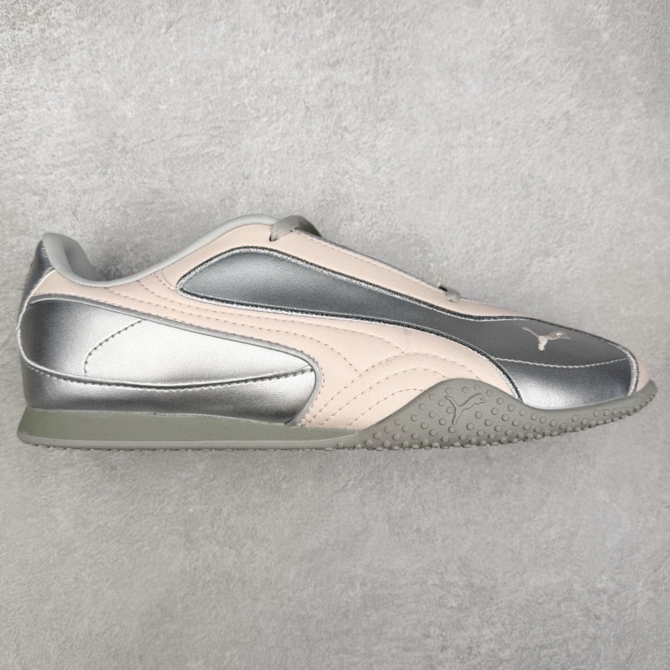 PUMA Bella UT Low 彪马贝拉UT系列低帮薄底德训复古风经典百搭休闲慢跑鞋 继将 Speedcat OG 带回后，近日 Puma 再以品牌档案室的经典鞋型 Bella OG 为蓝本，推出契合时下薄底球鞋趋势的 Bella UT 鞋款。自 21 世纪初问世以来，Bella OG 鞋型以其独特的薄底设计和上翻外底设计收获了众多年轻拥趸，更是 PUMA DNA 中不可磨灭的经典。此番重新推出的 Bella UT 鞋款，整体鞋面采用上乘皮革材质，并延续 Formstrip 设计语言；鞋头处采用精致的包头设计，搭配麂皮材质提升质感；鞋底部分保留 Bella 鞋款标志性的薄底和点状橡胶外底，上翘的设计包裹鞋面；鞋舌与鞋跟分别点缀美洲狮 Logo 与品牌字母 Logo。值得一提的是，本次 Bella UT 鞋款搭载 SOFTFOAM+ 鞋垫，兼顾美学设计与穿着舒适度。而配色上则提供白、黄、蓝、银、粉五款颜色。尺码：35.5 36 37 37.5 38 39 39.5 40 40.5 41 42 42.5 43 44 44.5 45-选品中心