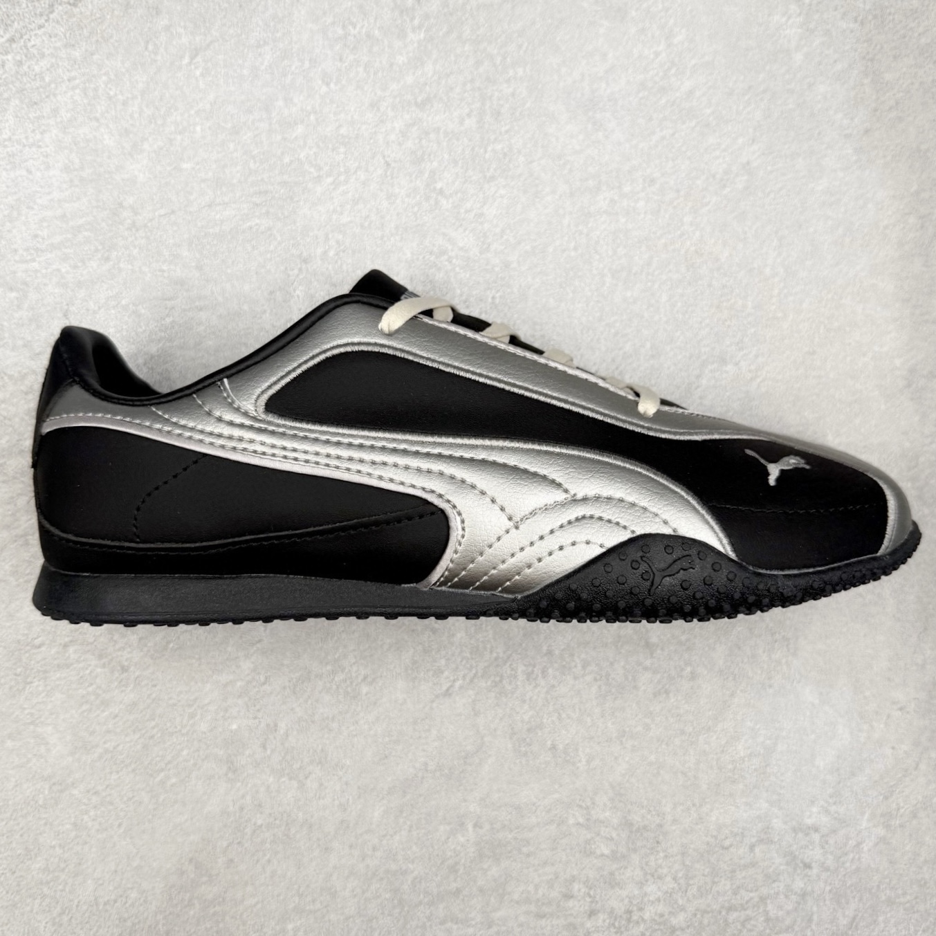 PUMA Bella UT Low 彪马贝拉UT系列低帮薄底德训复古风经典百搭休闲慢跑鞋 继将 Speedcat OG 带回后，近日 Puma 再以品牌档案室的经典鞋型 Bella OG 为蓝本，推出契合时下薄底球鞋趋势的 Bella UT 鞋款。自 21 世纪初问世以来，Bella OG 鞋型以其独特的薄底设计和上翻外底设计收获了众多年轻拥趸，更是 PUMA DNA 中不可磨灭的经典。此番重新推出的 Bella UT 鞋款，整体鞋面采用上乘皮革材质，并延续 Formstrip 设计语言；鞋头处采用精致的包头设计，搭配麂皮材质提升质感；鞋底部分保留 Bella 鞋款标志性的薄底和点状橡胶外底，上翘的设计包裹鞋面；鞋舌与鞋跟分别点缀美洲狮 Logo 与品牌字母 Logo。值得一提的是，本次 Bella UT 鞋款搭载 SOFTFOAM+ 鞋垫，兼顾美学设计与穿着舒适度。而配色上则提供白、黄、蓝、银、粉五款颜色。尺码：35.5 36 37 37.5 38 39 39.5 40 40.5 41 42 42.5 43 44 44.5 45-选品中心