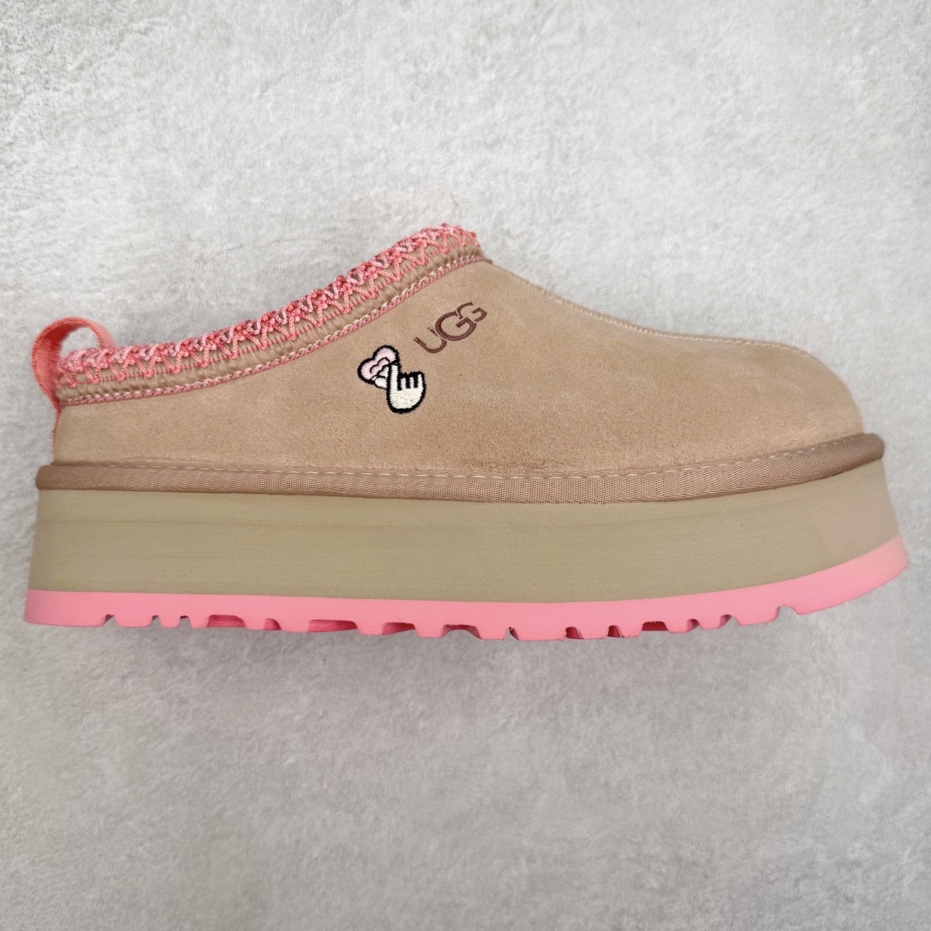 #GX UGG 2553 经典秋冬羊皮毛一体雪地靴 全鞋采用ZP同厂 隆丰A级澳洲进口羊皮毛一体 品牌代工厂生产线 完全遵循ZP工艺流程 代工厂原厂版师 秉承无原鞋不开发选择 注重每一处细节 市面最正版型 TREADLITE\\\”轻翼\\\”科技外底 轻便/耐用/柔韧/桩型【售后郑重承诺】一个月内若出现重大脱胶/断底等质量问题 直接为您换新!尺码:35 36 37 38 39 40-选品中心