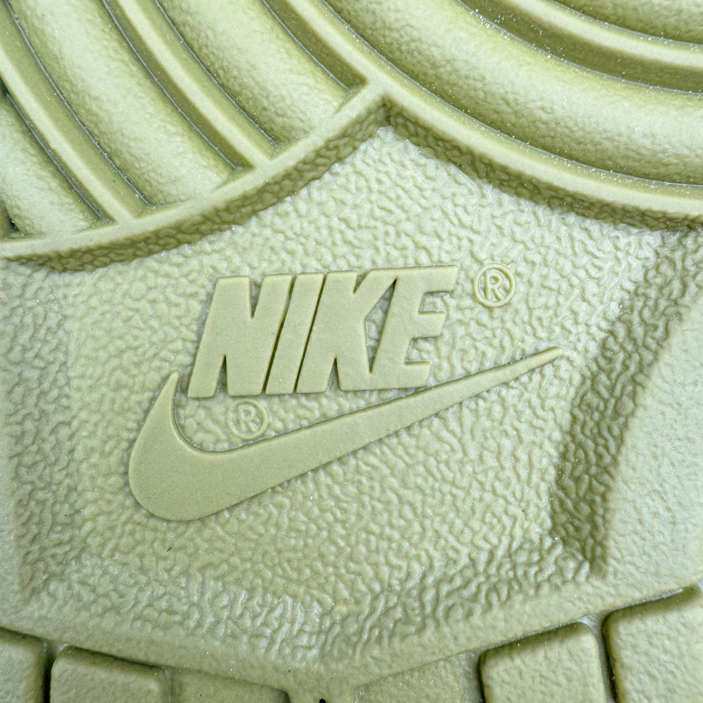 图片[21]-＃YC纯原 Supreme x Nk Dunk SB Dunk Low 舒适 防滑耐磨低帮板鞋 男女同款 联名亚洲限定黑黄 HQ8487-300 毫无疑问市场中端王者 实力大厂出品 新配色陆续开发 利润个位数只为口碑 全套原纸板楦头开发 确保原汁原味 完美呈现DUNK版型 一比一鞋头弧度高度鞋身弧度 此版本只针对中端市场 皮料材质有所更替 其他数据细节工艺流程均保持一致 绝不口嗨 细节品控鞋型随意对比 独家私模官方第六代原厂航空铝磨具打磨大底 鞋头坡度极致还原 无解鞋型 原盒原配 圈内天花板工艺 原厂玻璃冲刀 超高清洁度 全鞋零毛边皮料切割 原厂中底布点胶 中底布拉帮走线遵循公司 尺码：40 40.5 41 42 42.5 43 44 44.5 45 46-选品中心