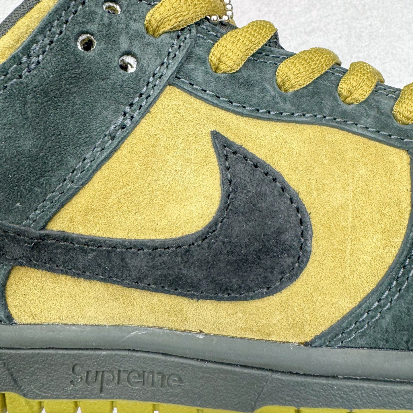 图片[20]-＃YC纯原 Supreme x Nk Dunk SB Dunk Low 舒适 防滑耐磨低帮板鞋 男女同款 联名亚洲限定黑黄 HQ8487-300 毫无疑问市场中端王者 实力大厂出品 新配色陆续开发 利润个位数只为口碑 全套原纸板楦头开发 确保原汁原味 完美呈现DUNK版型 一比一鞋头弧度高度鞋身弧度 此版本只针对中端市场 皮料材质有所更替 其他数据细节工艺流程均保持一致 绝不口嗨 细节品控鞋型随意对比 独家私模官方第六代原厂航空铝磨具打磨大底 鞋头坡度极致还原 无解鞋型 原盒原配 圈内天花板工艺 原厂玻璃冲刀 超高清洁度 全鞋零毛边皮料切割 原厂中底布点胶 中底布拉帮走线遵循公司 尺码：40 40.5 41 42 42.5 43 44 44.5 45 46-选品中心