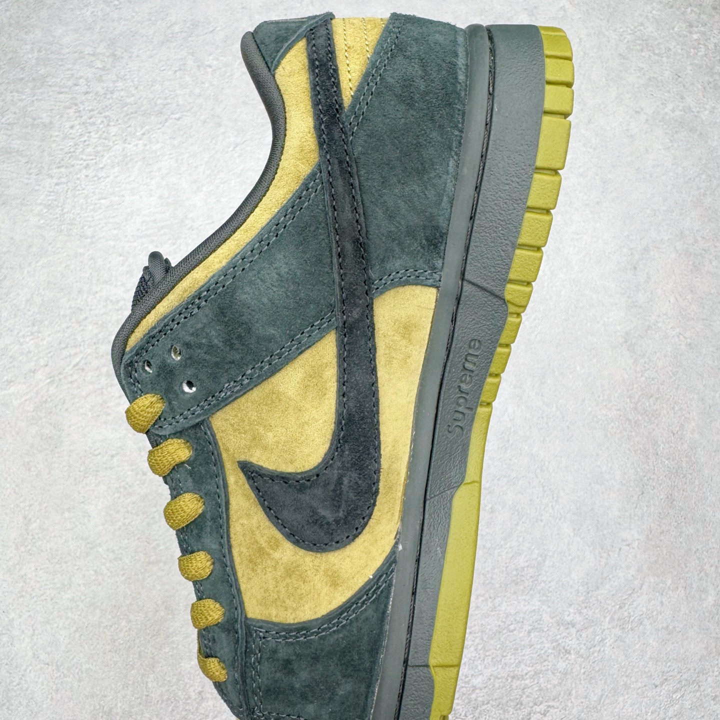 图片[7]-＃YC纯原 Supreme x Nk Dunk SB Dunk Low 舒适 防滑耐磨低帮板鞋 男女同款 联名亚洲限定黑黄 HQ8487-300 毫无疑问市场中端王者 实力大厂出品 新配色陆续开发 利润个位数只为口碑 全套原纸板楦头开发 确保原汁原味 完美呈现DUNK版型 一比一鞋头弧度高度鞋身弧度 此版本只针对中端市场 皮料材质有所更替 其他数据细节工艺流程均保持一致 绝不口嗨 细节品控鞋型随意对比 独家私模官方第六代原厂航空铝磨具打磨大底 鞋头坡度极致还原 无解鞋型 原盒原配 圈内天花板工艺 原厂玻璃冲刀 超高清洁度 全鞋零毛边皮料切割 原厂中底布点胶 中底布拉帮走线遵循公司 尺码：40 40.5 41 42 42.5 43 44 44.5 45 46-选品中心