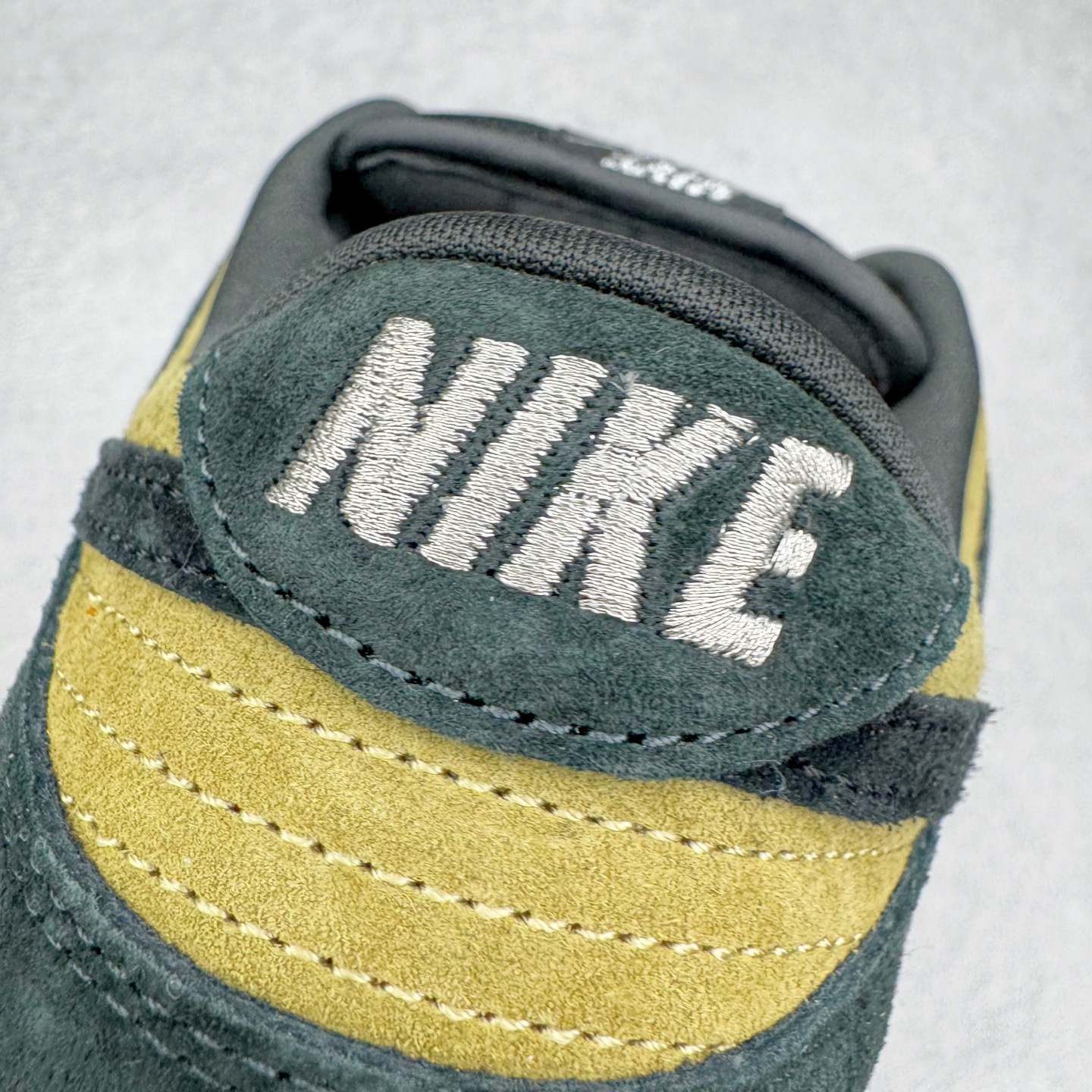 图片[16]-＃YC纯原 Supreme x Nk Dunk SB Dunk Low 舒适 防滑耐磨低帮板鞋 男女同款 联名亚洲限定黑黄 HQ8487-300 毫无疑问市场中端王者 实力大厂出品 新配色陆续开发 利润个位数只为口碑 全套原纸板楦头开发 确保原汁原味 完美呈现DUNK版型 一比一鞋头弧度高度鞋身弧度 此版本只针对中端市场 皮料材质有所更替 其他数据细节工艺流程均保持一致 绝不口嗨 细节品控鞋型随意对比 独家私模官方第六代原厂航空铝磨具打磨大底 鞋头坡度极致还原 无解鞋型 原盒原配 圈内天花板工艺 原厂玻璃冲刀 超高清洁度 全鞋零毛边皮料切割 原厂中底布点胶 中底布拉帮走线遵循公司 尺码：40 40.5 41 42 42.5 43 44 44.5 45 46-选品中心