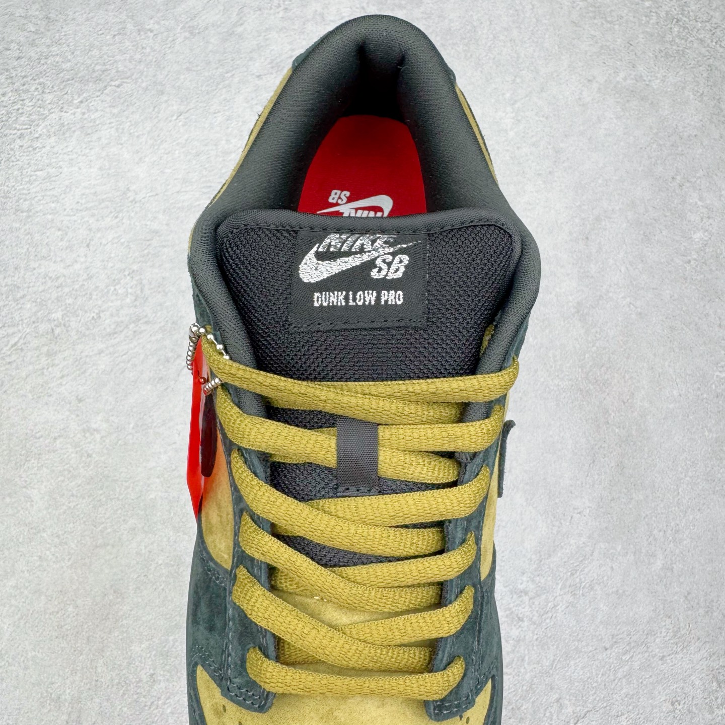 图片[5]-＃YC纯原 Supreme x Nk Dunk SB Dunk Low 舒适 防滑耐磨低帮板鞋 男女同款 联名亚洲限定黑黄 HQ8487-300 毫无疑问市场中端王者 实力大厂出品 新配色陆续开发 利润个位数只为口碑 全套原纸板楦头开发 确保原汁原味 完美呈现DUNK版型 一比一鞋头弧度高度鞋身弧度 此版本只针对中端市场 皮料材质有所更替 其他数据细节工艺流程均保持一致 绝不口嗨 细节品控鞋型随意对比 独家私模官方第六代原厂航空铝磨具打磨大底 鞋头坡度极致还原 无解鞋型 原盒原配 圈内天花板工艺 原厂玻璃冲刀 超高清洁度 全鞋零毛边皮料切割 原厂中底布点胶 中底布拉帮走线遵循公司 尺码：40 40.5 41 42 42.5 43 44 44.5 45 46-选品中心