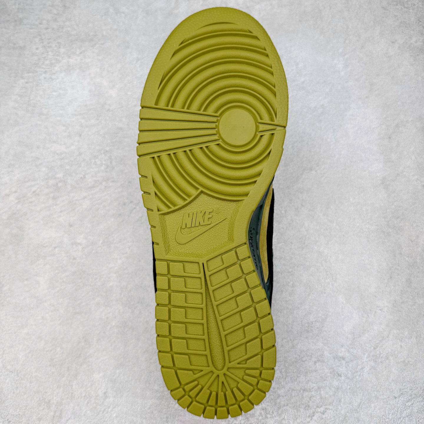 图片[9]-＃YC纯原 Supreme x Nk Dunk SB Dunk Low 舒适 防滑耐磨低帮板鞋 男女同款 联名亚洲限定黑黄 HQ8487-300 毫无疑问市场中端王者 实力大厂出品 新配色陆续开发 利润个位数只为口碑 全套原纸板楦头开发 确保原汁原味 完美呈现DUNK版型 一比一鞋头弧度高度鞋身弧度 此版本只针对中端市场 皮料材质有所更替 其他数据细节工艺流程均保持一致 绝不口嗨 细节品控鞋型随意对比 独家私模官方第六代原厂航空铝磨具打磨大底 鞋头坡度极致还原 无解鞋型 原盒原配 圈内天花板工艺 原厂玻璃冲刀 超高清洁度 全鞋零毛边皮料切割 原厂中底布点胶 中底布拉帮走线遵循公司 尺码：40 40.5 41 42 42.5 43 44 44.5 45 46-选品中心