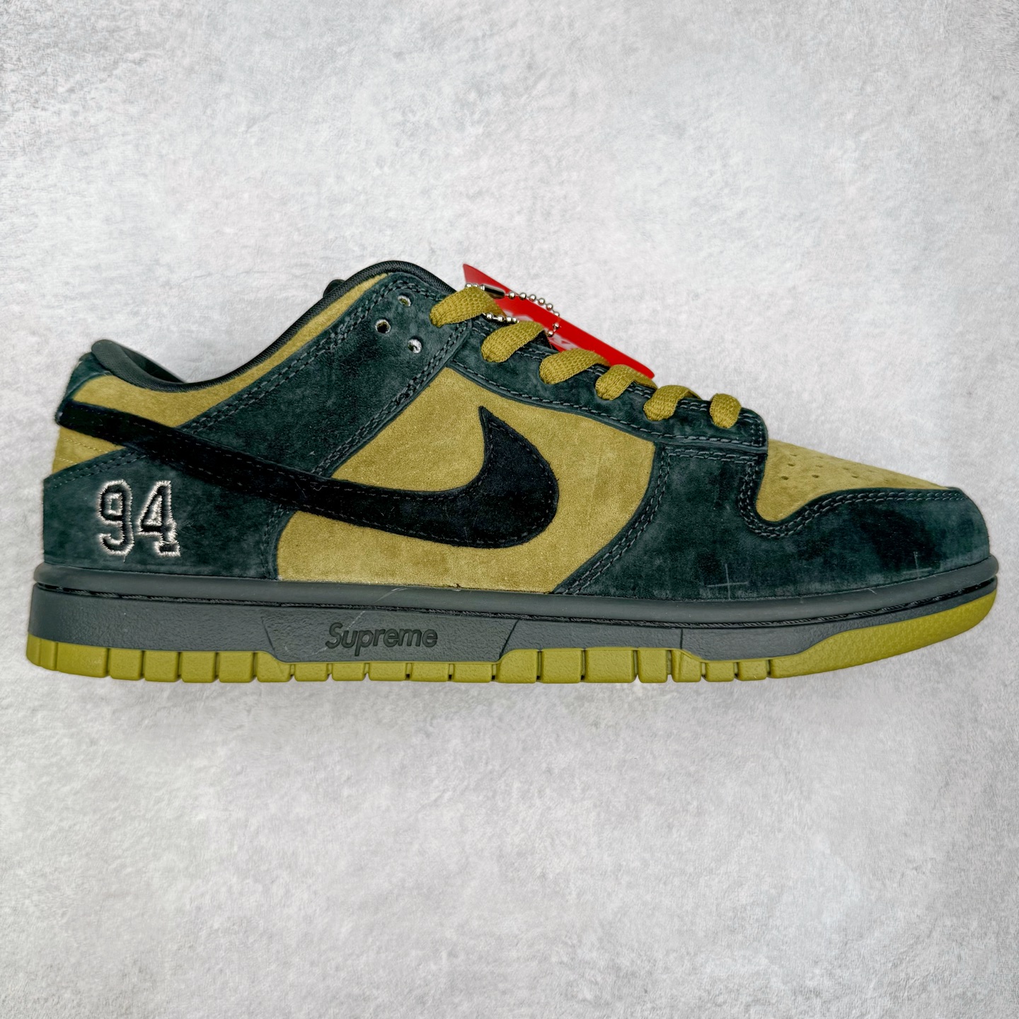 ＃YC纯原 Supreme x Nk Dunk SB Dunk Low 舒适 防滑耐磨低帮板鞋 男女同款 联名亚洲限定黑黄 HQ8487-300 毫无疑问市场中端王者 实力大厂出品 新配色陆续开发 利润个位数只为口碑 全套原纸板楦头开发 确保原汁原味 完美呈现DUNK版型 一比一鞋头弧度高度鞋身弧度 此版本只针对中端市场 皮料材质有所更替 其他数据细节工艺流程均保持一致 绝不口嗨 细节品控鞋型随意对比 独家私模官方第六代原厂航空铝磨具打磨大底 鞋头坡度极致还原 无解鞋型 原盒原配 圈内天花板工艺 原厂玻璃冲刀 超高清洁度 全鞋零毛边皮料切割 原厂中底布点胶 中底布拉帮走线遵循公司 尺码：40 40.5 41 42 42.5 43 44 44.5 45 46-选品中心