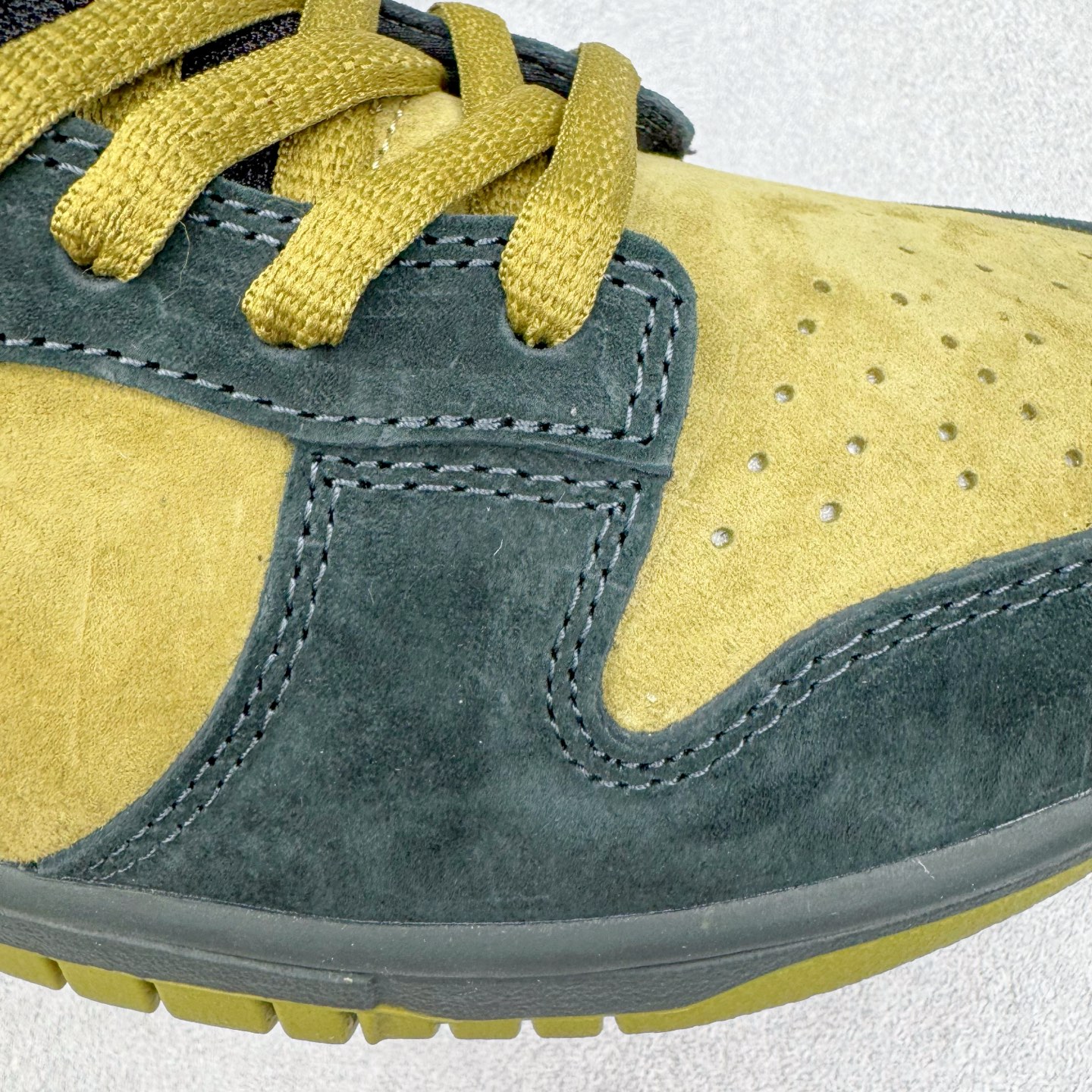 图片[18]-＃YC纯原 Supreme x Nk Dunk SB Dunk Low 舒适 防滑耐磨低帮板鞋 男女同款 联名亚洲限定黑黄 HQ8487-300 毫无疑问市场中端王者 实力大厂出品 新配色陆续开发 利润个位数只为口碑 全套原纸板楦头开发 确保原汁原味 完美呈现DUNK版型 一比一鞋头弧度高度鞋身弧度 此版本只针对中端市场 皮料材质有所更替 其他数据细节工艺流程均保持一致 绝不口嗨 细节品控鞋型随意对比 独家私模官方第六代原厂航空铝磨具打磨大底 鞋头坡度极致还原 无解鞋型 原盒原配 圈内天花板工艺 原厂玻璃冲刀 超高清洁度 全鞋零毛边皮料切割 原厂中底布点胶 中底布拉帮走线遵循公司 尺码：40 40.5 41 42 42.5 43 44 44.5 45 46-选品中心