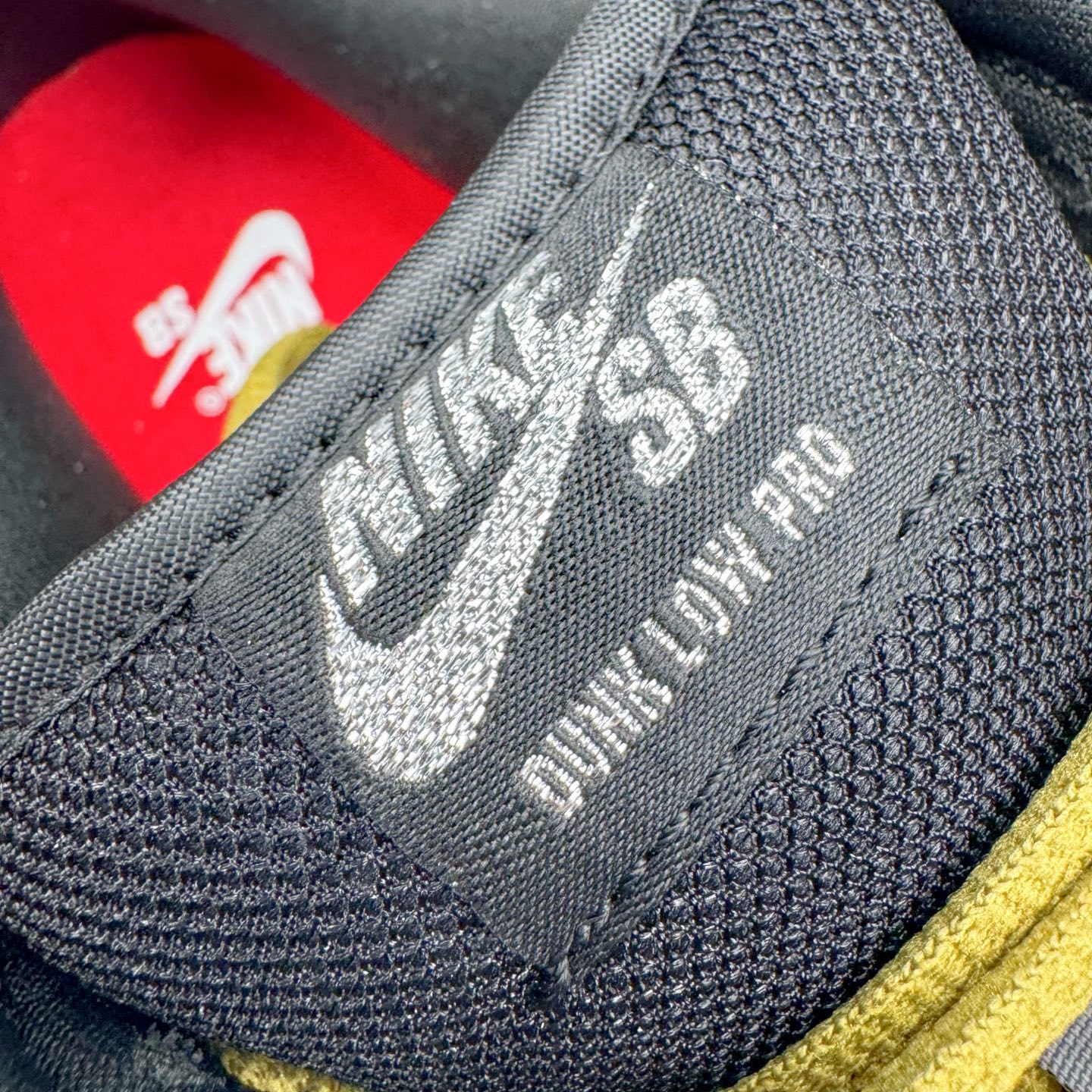 图片[14]-＃YC纯原 Supreme x Nk Dunk SB Dunk Low 舒适 防滑耐磨低帮板鞋 男女同款 联名亚洲限定黑黄 HQ8487-300 毫无疑问市场中端王者 实力大厂出品 新配色陆续开发 利润个位数只为口碑 全套原纸板楦头开发 确保原汁原味 完美呈现DUNK版型 一比一鞋头弧度高度鞋身弧度 此版本只针对中端市场 皮料材质有所更替 其他数据细节工艺流程均保持一致 绝不口嗨 细节品控鞋型随意对比 独家私模官方第六代原厂航空铝磨具打磨大底 鞋头坡度极致还原 无解鞋型 原盒原配 圈内天花板工艺 原厂玻璃冲刀 超高清洁度 全鞋零毛边皮料切割 原厂中底布点胶 中底布拉帮走线遵循公司 尺码：40 40.5 41 42 42.5 43 44 44.5 45 46-选品中心