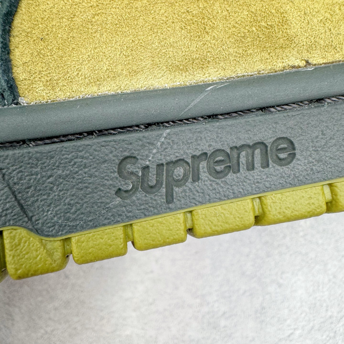 图片[19]-＃YC纯原 Supreme x Nk Dunk SB Dunk Low 舒适 防滑耐磨低帮板鞋 男女同款 联名亚洲限定黑黄 HQ8487-300 毫无疑问市场中端王者 实力大厂出品 新配色陆续开发 利润个位数只为口碑 全套原纸板楦头开发 确保原汁原味 完美呈现DUNK版型 一比一鞋头弧度高度鞋身弧度 此版本只针对中端市场 皮料材质有所更替 其他数据细节工艺流程均保持一致 绝不口嗨 细节品控鞋型随意对比 独家私模官方第六代原厂航空铝磨具打磨大底 鞋头坡度极致还原 无解鞋型 原盒原配 圈内天花板工艺 原厂玻璃冲刀 超高清洁度 全鞋零毛边皮料切割 原厂中底布点胶 中底布拉帮走线遵循公司 尺码：40 40.5 41 42 42.5 43 44 44.5 45 46-选品中心