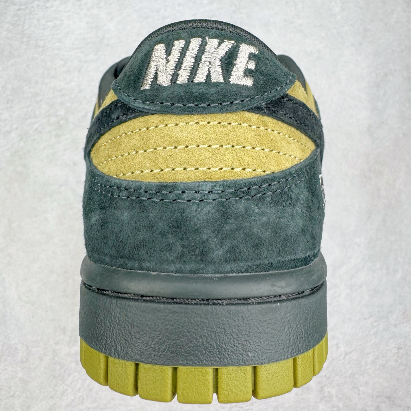 图片[8]-＃YC纯原 Supreme x Nk Dunk SB Dunk Low 舒适 防滑耐磨低帮板鞋 男女同款 联名亚洲限定黑黄 HQ8487-300 毫无疑问市场中端王者 实力大厂出品 新配色陆续开发 利润个位数只为口碑 全套原纸板楦头开发 确保原汁原味 完美呈现DUNK版型 一比一鞋头弧度高度鞋身弧度 此版本只针对中端市场 皮料材质有所更替 其他数据细节工艺流程均保持一致 绝不口嗨 细节品控鞋型随意对比 独家私模官方第六代原厂航空铝磨具打磨大底 鞋头坡度极致还原 无解鞋型 原盒原配 圈内天花板工艺 原厂玻璃冲刀 超高清洁度 全鞋零毛边皮料切割 原厂中底布点胶 中底布拉帮走线遵循公司 尺码：40 40.5 41 42 42.5 43 44 44.5 45 46-选品中心