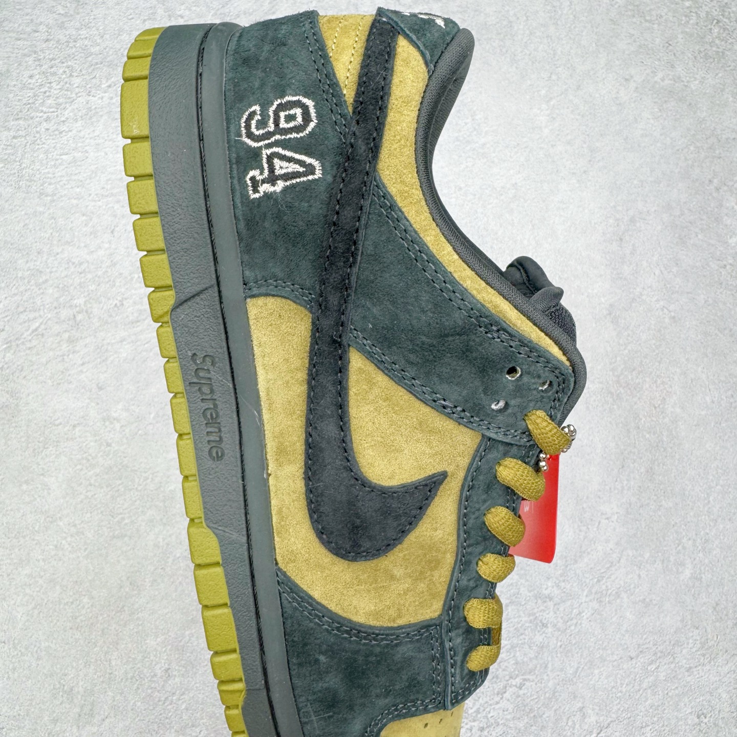 图片[6]-＃YC纯原 Supreme x Nk Dunk SB Dunk Low 舒适 防滑耐磨低帮板鞋 男女同款 联名亚洲限定黑黄 HQ8487-300 毫无疑问市场中端王者 实力大厂出品 新配色陆续开发 利润个位数只为口碑 全套原纸板楦头开发 确保原汁原味 完美呈现DUNK版型 一比一鞋头弧度高度鞋身弧度 此版本只针对中端市场 皮料材质有所更替 其他数据细节工艺流程均保持一致 绝不口嗨 细节品控鞋型随意对比 独家私模官方第六代原厂航空铝磨具打磨大底 鞋头坡度极致还原 无解鞋型 原盒原配 圈内天花板工艺 原厂玻璃冲刀 超高清洁度 全鞋零毛边皮料切割 原厂中底布点胶 中底布拉帮走线遵循公司 尺码：40 40.5 41 42 42.5 43 44 44.5 45 46-选品中心