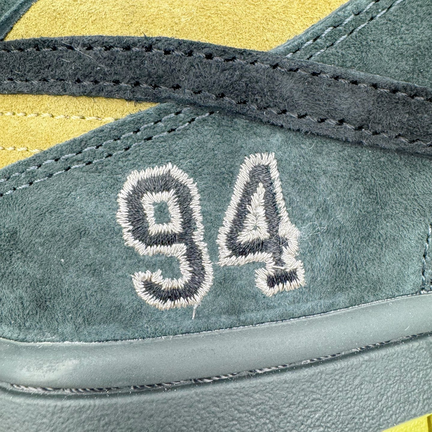 图片[17]-＃YC纯原 Supreme x Nk Dunk SB Dunk Low 舒适 防滑耐磨低帮板鞋 男女同款 联名亚洲限定黑黄 HQ8487-300 毫无疑问市场中端王者 实力大厂出品 新配色陆续开发 利润个位数只为口碑 全套原纸板楦头开发 确保原汁原味 完美呈现DUNK版型 一比一鞋头弧度高度鞋身弧度 此版本只针对中端市场 皮料材质有所更替 其他数据细节工艺流程均保持一致 绝不口嗨 细节品控鞋型随意对比 独家私模官方第六代原厂航空铝磨具打磨大底 鞋头坡度极致还原 无解鞋型 原盒原配 圈内天花板工艺 原厂玻璃冲刀 超高清洁度 全鞋零毛边皮料切割 原厂中底布点胶 中底布拉帮走线遵循公司 尺码：40 40.5 41 42 42.5 43 44 44.5 45 46-选品中心