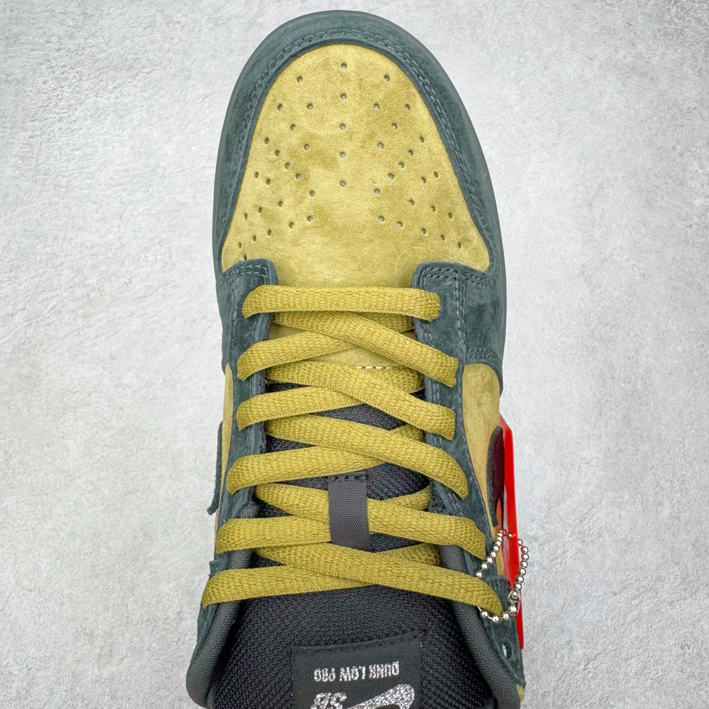 图片[4]-＃YC纯原 Supreme x Nk Dunk SB Dunk Low 舒适 防滑耐磨低帮板鞋 男女同款 联名亚洲限定黑黄 HQ8487-300 毫无疑问市场中端王者 实力大厂出品 新配色陆续开发 利润个位数只为口碑 全套原纸板楦头开发 确保原汁原味 完美呈现DUNK版型 一比一鞋头弧度高度鞋身弧度 此版本只针对中端市场 皮料材质有所更替 其他数据细节工艺流程均保持一致 绝不口嗨 细节品控鞋型随意对比 独家私模官方第六代原厂航空铝磨具打磨大底 鞋头坡度极致还原 无解鞋型 原盒原配 圈内天花板工艺 原厂玻璃冲刀 超高清洁度 全鞋零毛边皮料切割 原厂中底布点胶 中底布拉帮走线遵循公司 尺码：40 40.5 41 42 42.5 43 44 44.5 45 46-选品中心