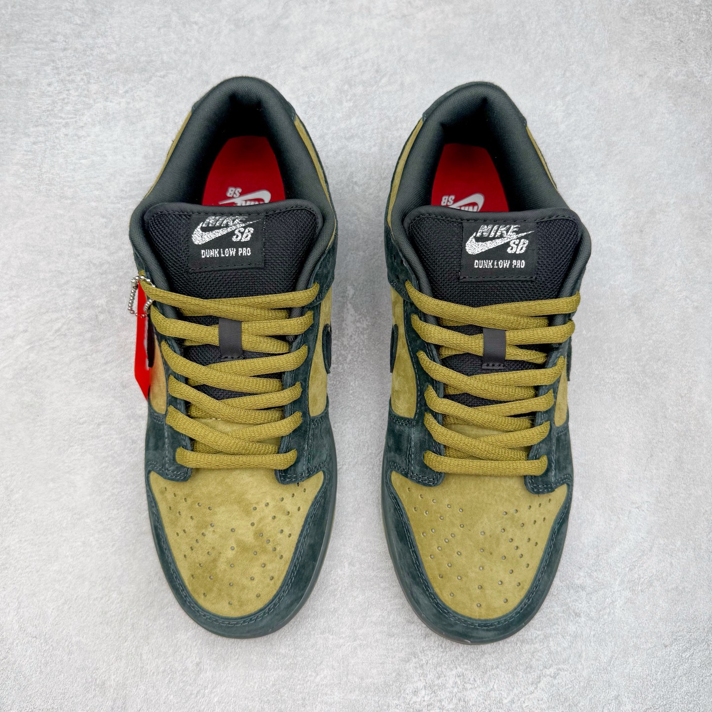 图片[2]-＃YC纯原 Supreme x Nk Dunk SB Dunk Low 舒适 防滑耐磨低帮板鞋 男女同款 联名亚洲限定黑黄 HQ8487-300 毫无疑问市场中端王者 实力大厂出品 新配色陆续开发 利润个位数只为口碑 全套原纸板楦头开发 确保原汁原味 完美呈现DUNK版型 一比一鞋头弧度高度鞋身弧度 此版本只针对中端市场 皮料材质有所更替 其他数据细节工艺流程均保持一致 绝不口嗨 细节品控鞋型随意对比 独家私模官方第六代原厂航空铝磨具打磨大底 鞋头坡度极致还原 无解鞋型 原盒原配 圈内天花板工艺 原厂玻璃冲刀 超高清洁度 全鞋零毛边皮料切割 原厂中底布点胶 中底布拉帮走线遵循公司 尺码：40 40.5 41 42 42.5 43 44 44.5 45 46-选品中心