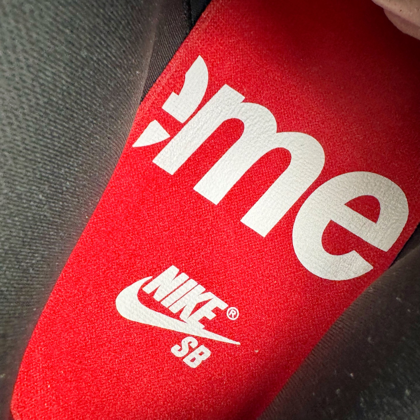 图片[13]-＃YC纯原 Supreme x Nk Dunk SB Dunk Low 舒适 防滑耐磨低帮板鞋 男女同款 联名亚洲限定黑黄 HQ8487-300 毫无疑问市场中端王者 实力大厂出品 新配色陆续开发 利润个位数只为口碑 全套原纸板楦头开发 确保原汁原味 完美呈现DUNK版型 一比一鞋头弧度高度鞋身弧度 此版本只针对中端市场 皮料材质有所更替 其他数据细节工艺流程均保持一致 绝不口嗨 细节品控鞋型随意对比 独家私模官方第六代原厂航空铝磨具打磨大底 鞋头坡度极致还原 无解鞋型 原盒原配 圈内天花板工艺 原厂玻璃冲刀 超高清洁度 全鞋零毛边皮料切割 原厂中底布点胶 中底布拉帮走线遵循公司 尺码：40 40.5 41 42 42.5 43 44 44.5 45 46-选品中心