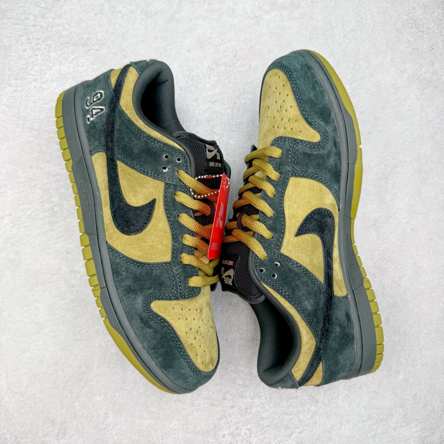 图片[3]-＃YC纯原 Supreme x Nk Dunk SB Dunk Low 舒适 防滑耐磨低帮板鞋 男女同款 联名亚洲限定黑黄 HQ8487-300 毫无疑问市场中端王者 实力大厂出品 新配色陆续开发 利润个位数只为口碑 全套原纸板楦头开发 确保原汁原味 完美呈现DUNK版型 一比一鞋头弧度高度鞋身弧度 此版本只针对中端市场 皮料材质有所更替 其他数据细节工艺流程均保持一致 绝不口嗨 细节品控鞋型随意对比 独家私模官方第六代原厂航空铝磨具打磨大底 鞋头坡度极致还原 无解鞋型 原盒原配 圈内天花板工艺 原厂玻璃冲刀 超高清洁度 全鞋零毛边皮料切割 原厂中底布点胶 中底布拉帮走线遵循公司 尺码：40 40.5 41 42 42.5 43 44 44.5 45 46-选品中心